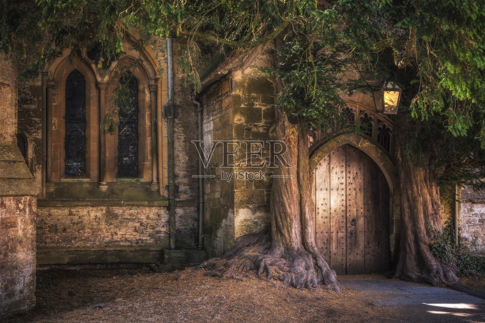 科茨沃尔德的古老教堂门照片摄影图片