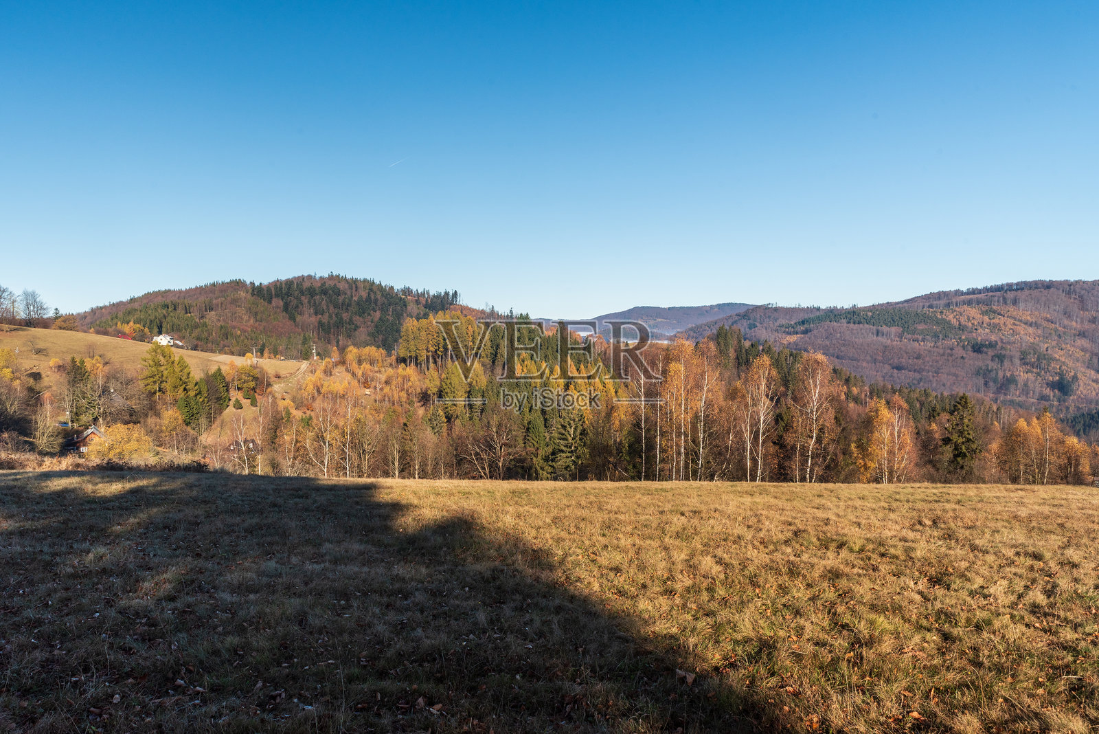 捷克共和国菲利普卡山顶下的徒步小径上的秋季斯莱斯克比斯基迪山脉照片摄影图片