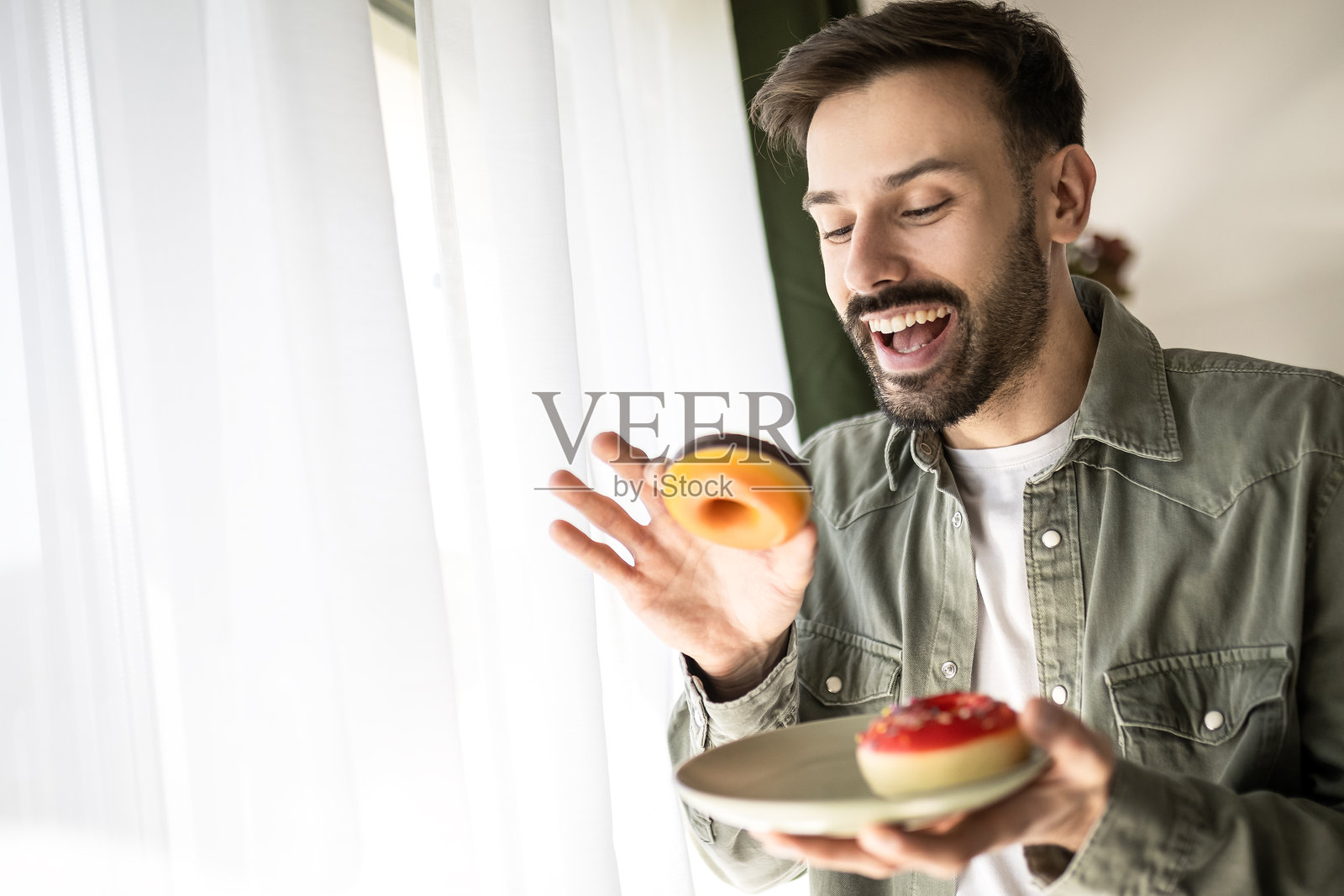 男人品尝他最喜欢的甜甜圈照片摄影图片