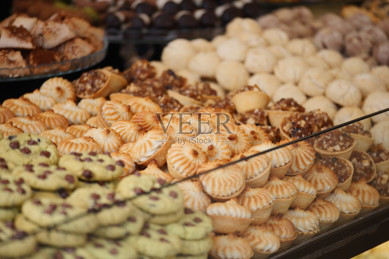 商店里展示的美味传统糖果拼盘照片摄影图片