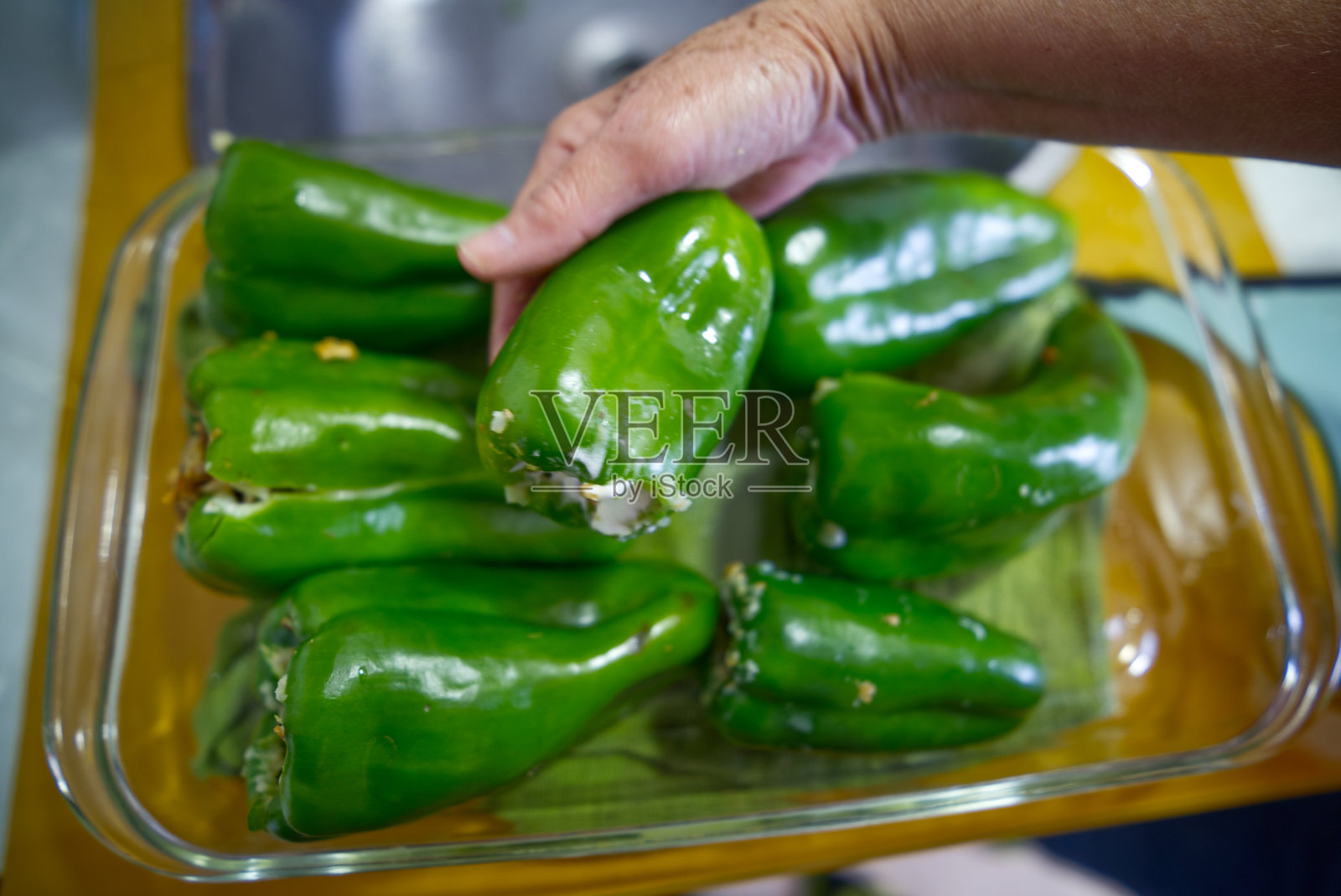 肉、土豆和奶油填充的辣椒照片摄影图片