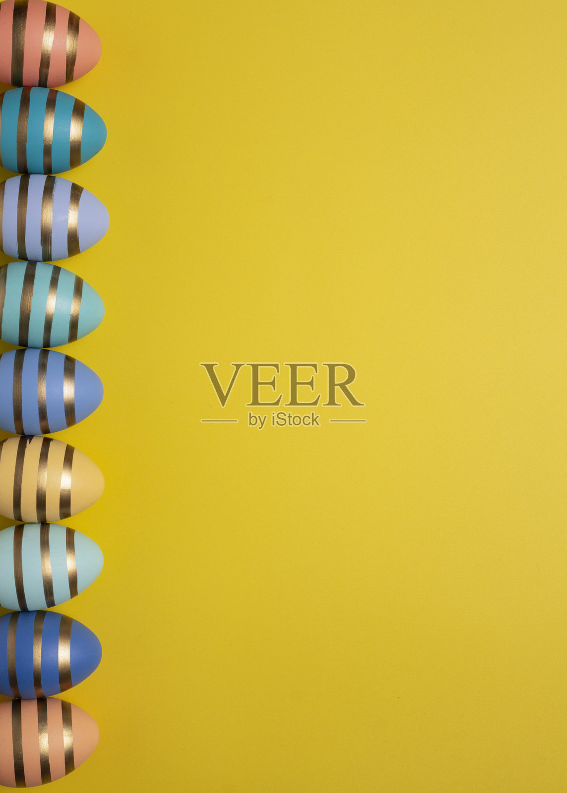 黄色背景上的复活节彩蛋照片摄影图片