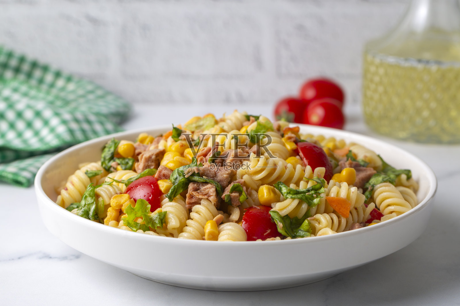 金枪鱼蔬菜意面沙拉。意面与金枪鱼。照片摄影图片