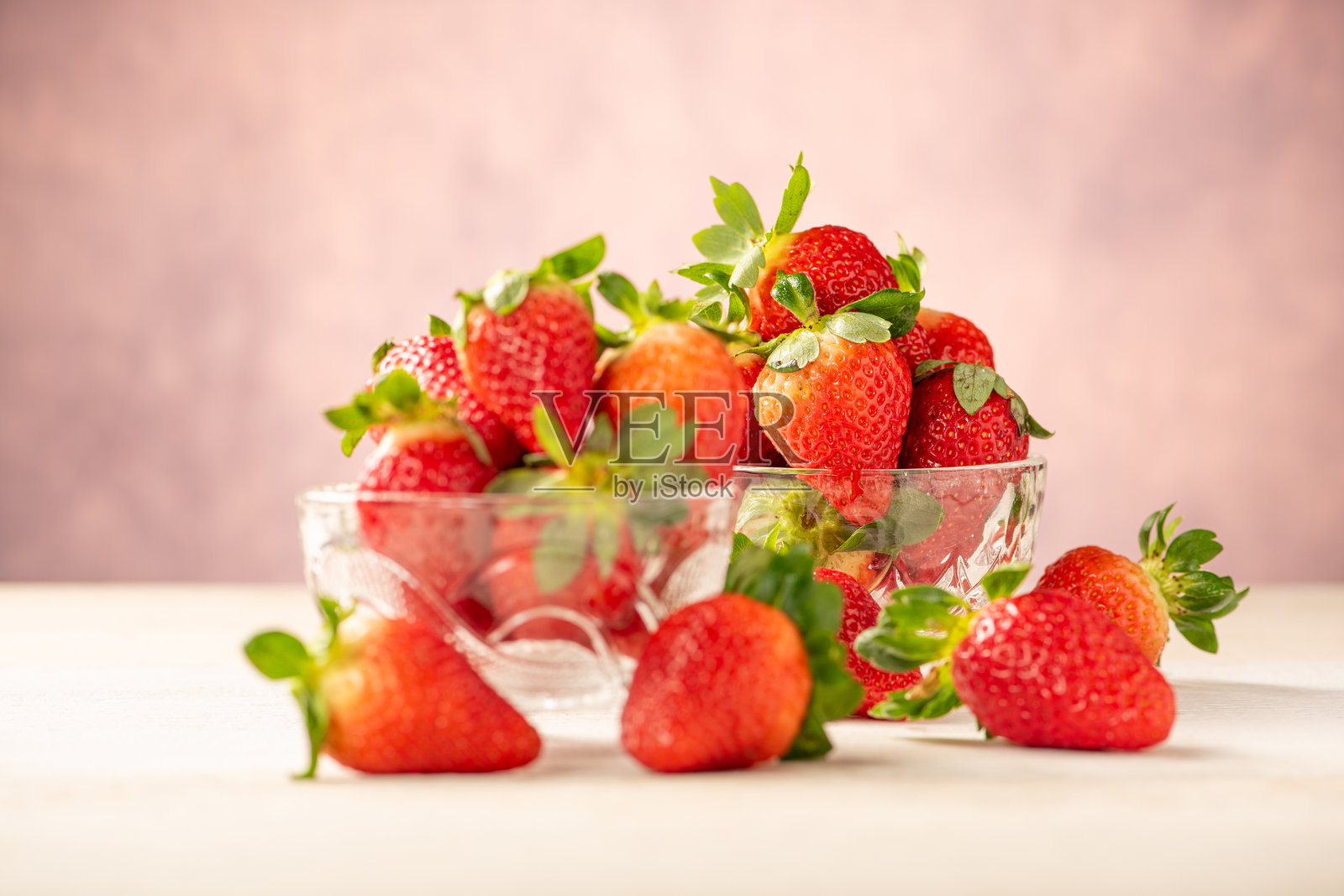 草莓，玻璃罐中装满美丽的草莓，放在白色的乡村风格木桌面上，抽象背景，选择性对焦。照片摄影图片