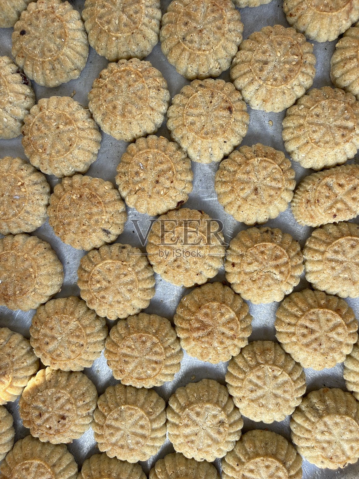 烤好的马穆尔饼干在烤箱中，俯视图。照片摄影图片