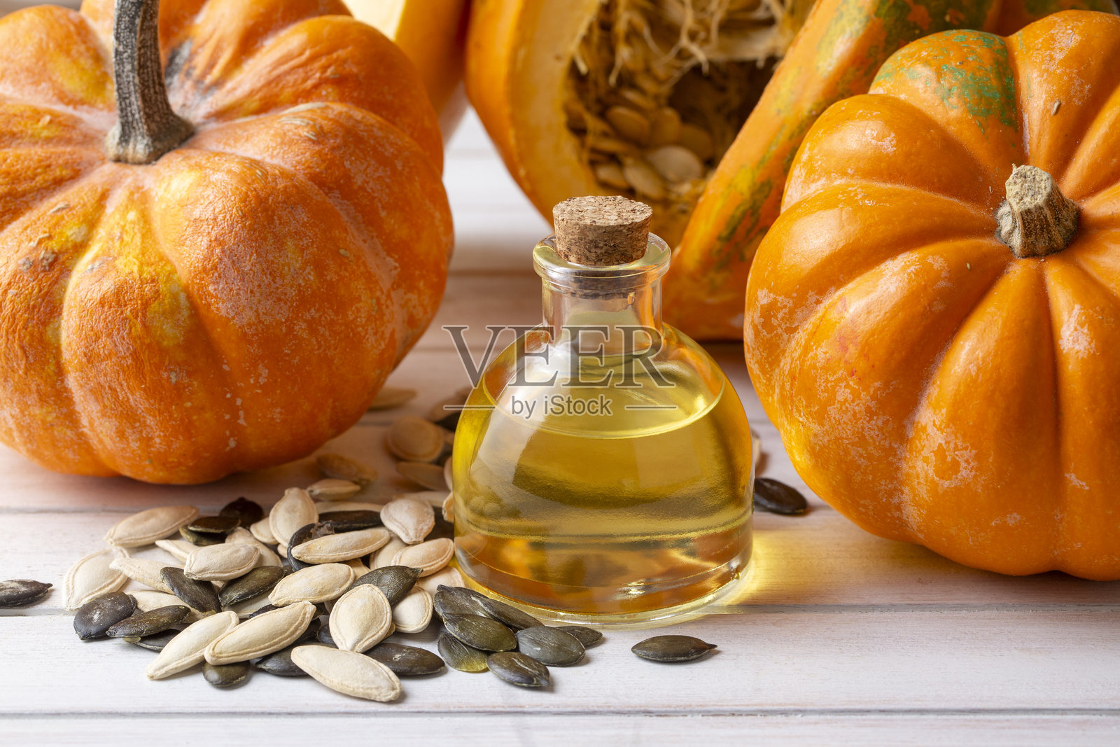 南瓜籽油和新鲜南瓜。照片摄影图片