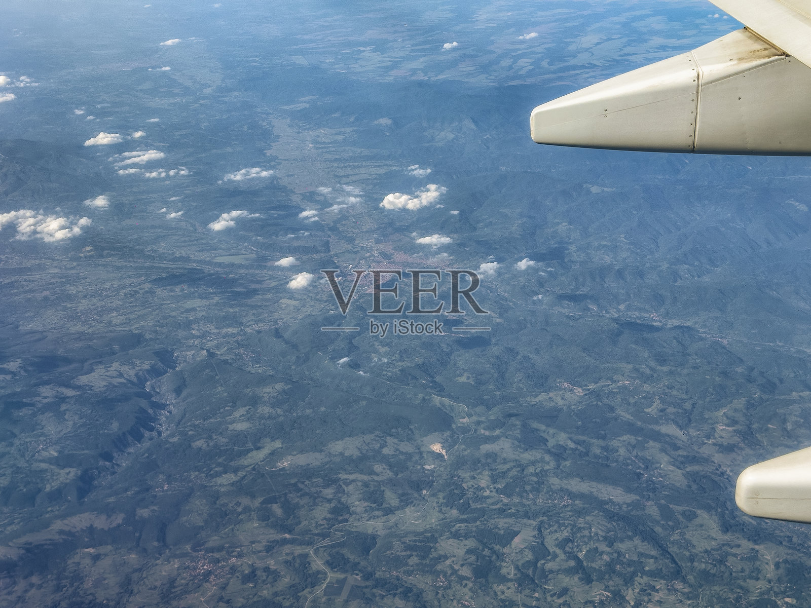 从飞机窗户看到的山脉景色照片摄影图片