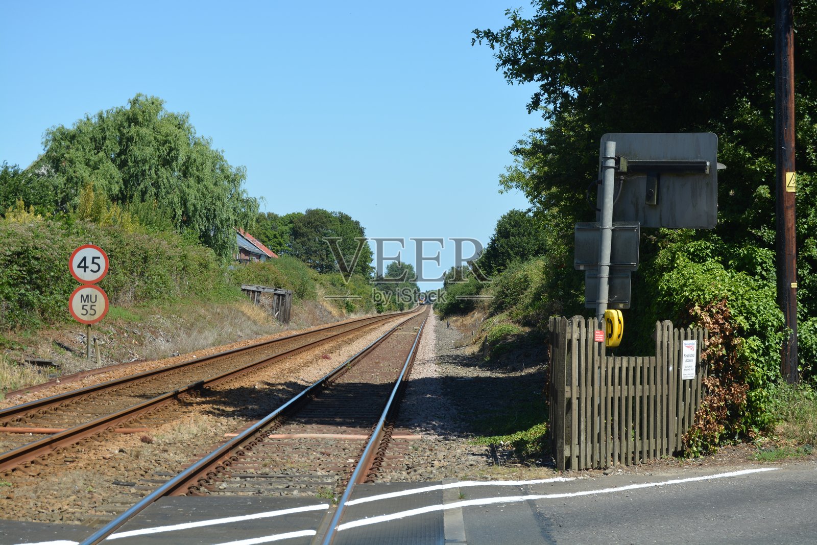 夏日树荫下的铁路景观照片摄影图片