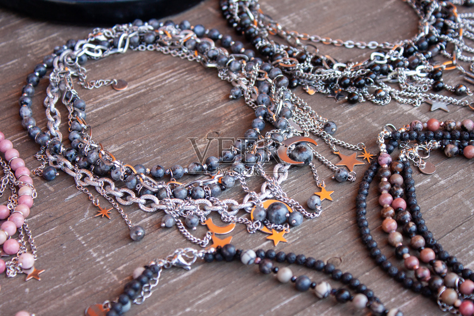 女性珠宝由珍贵和矿物石制成照片摄影图片