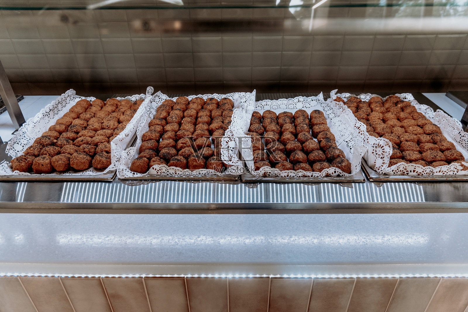 甜美的甜点桌，酒店餐厅、咖啡馆餐厅出售各种美味佳肴照片摄影图片