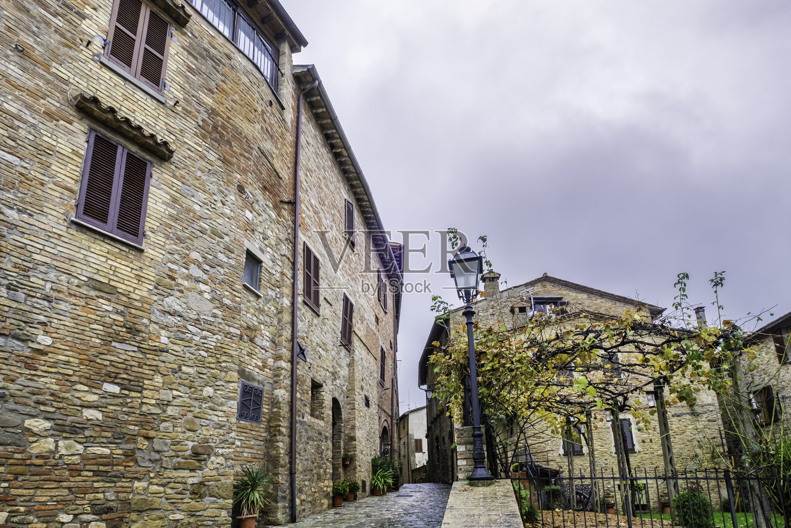 意大利中部的蒙托内古镇，一个有城墙的中世纪村庄照片摄影图片