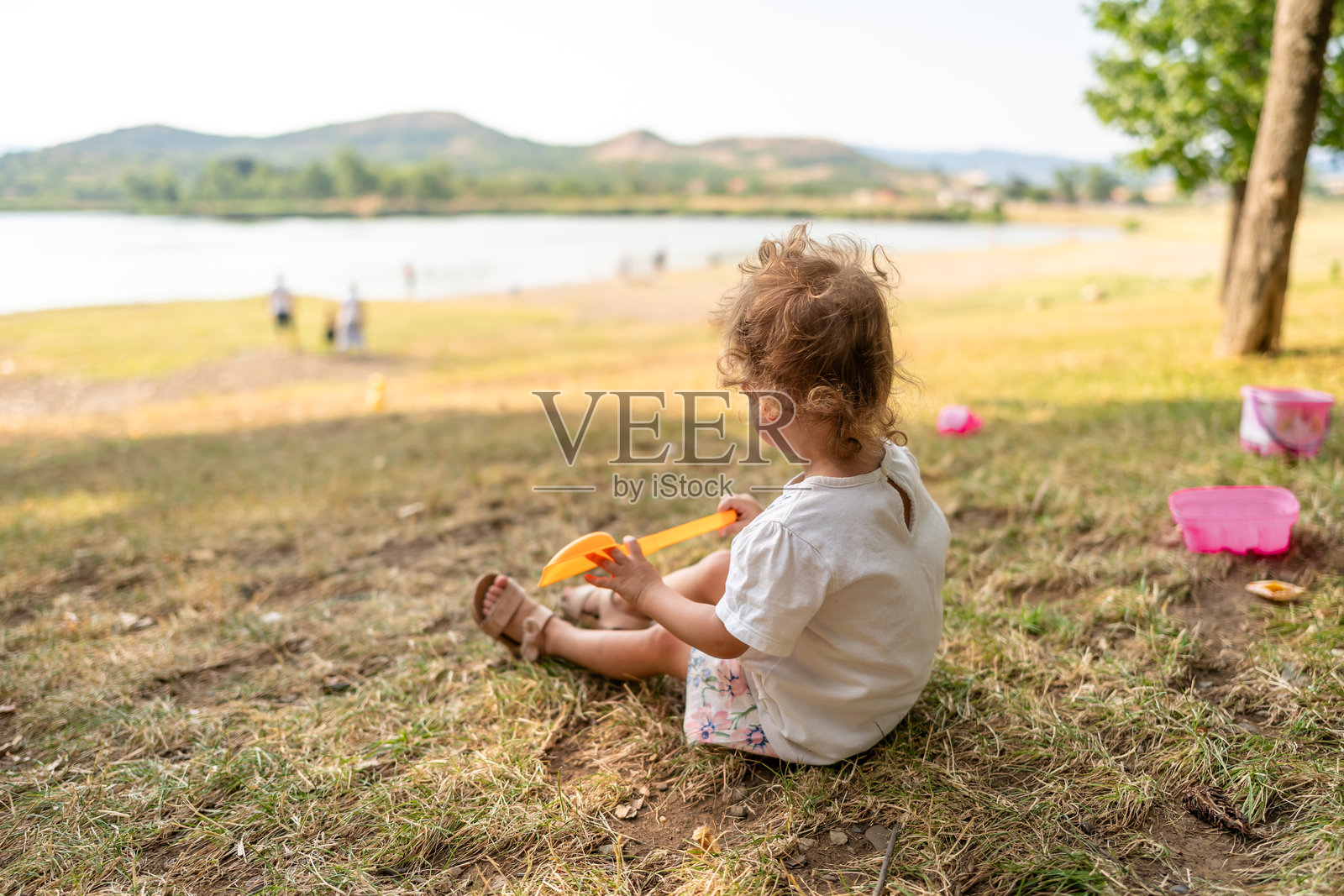 小女孩在湖边享受新鲜空气照片摄影图片