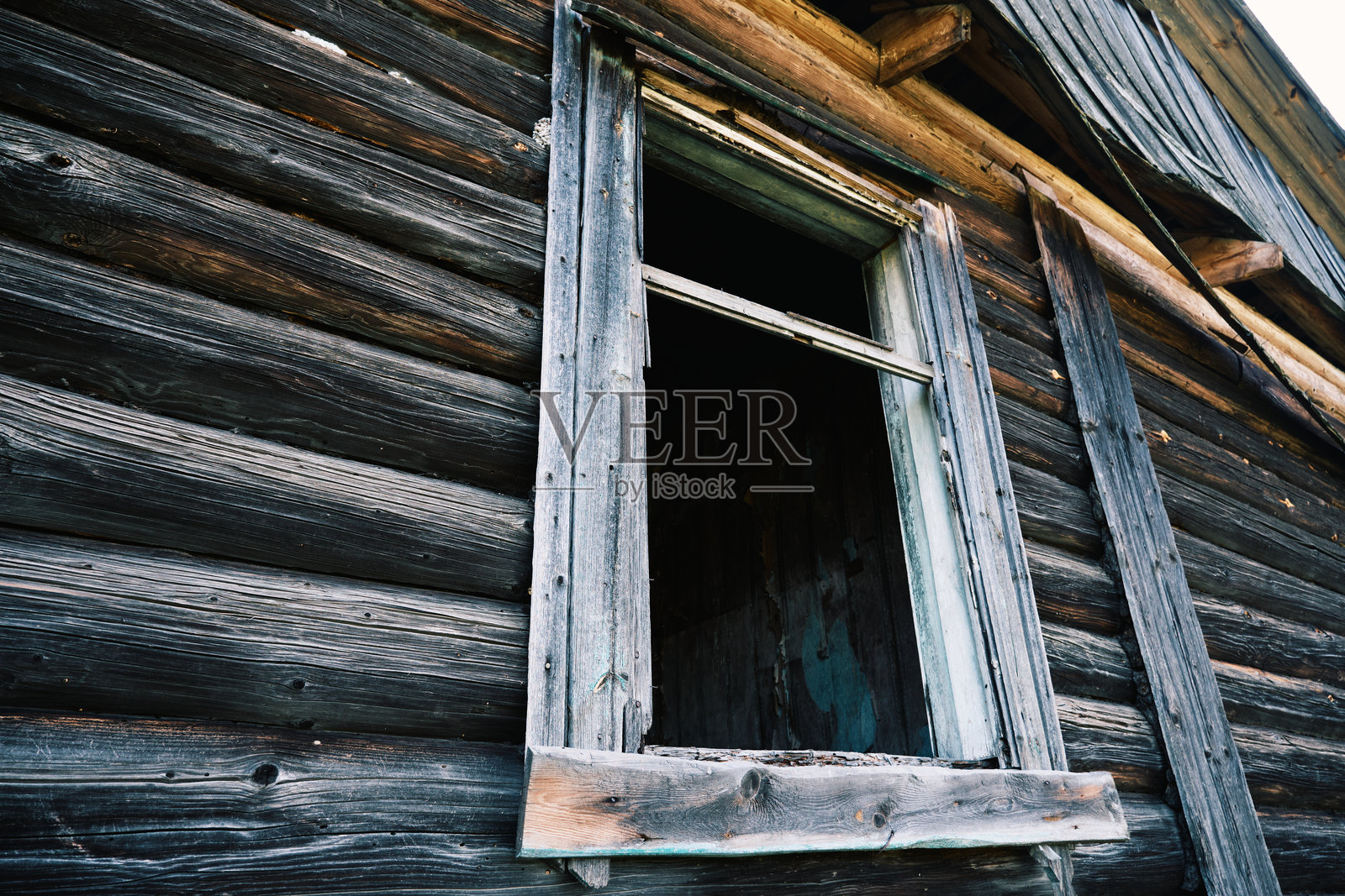 部分破损的木屋及废弃村庄中的花园细节照片摄影图片