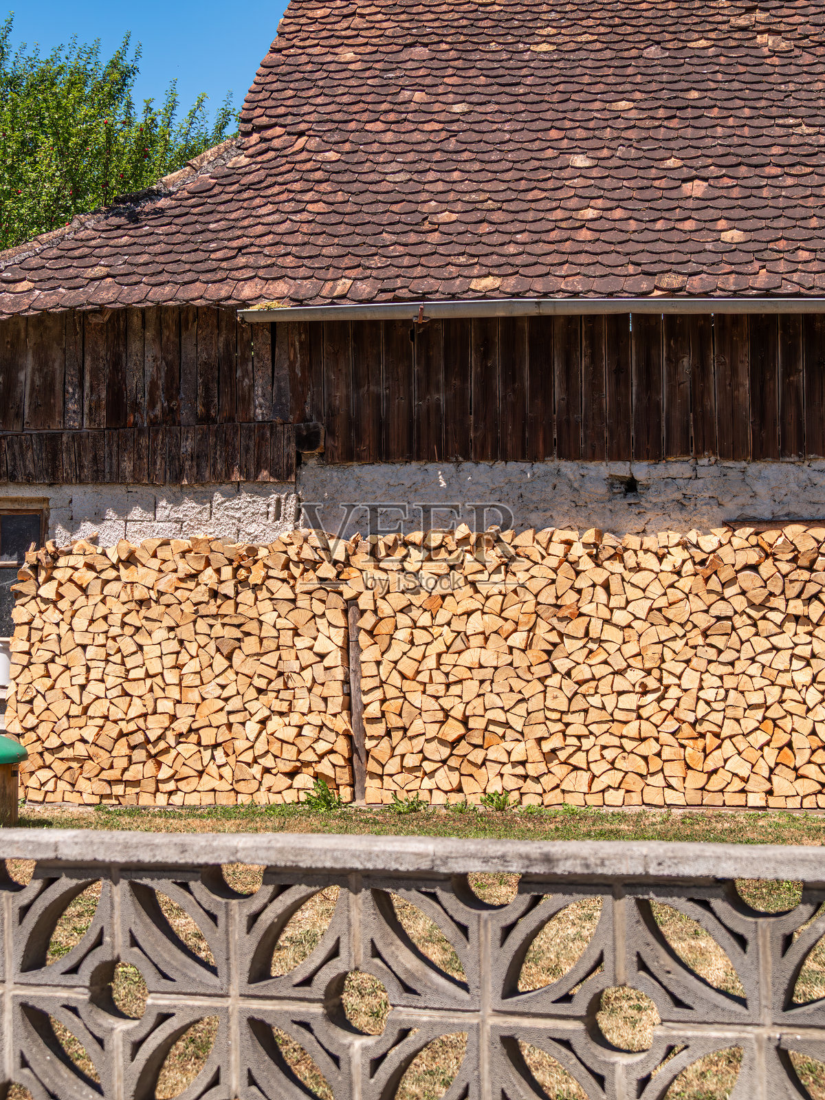 乡村风格的木屋与堆叠的木材照片摄影图片
