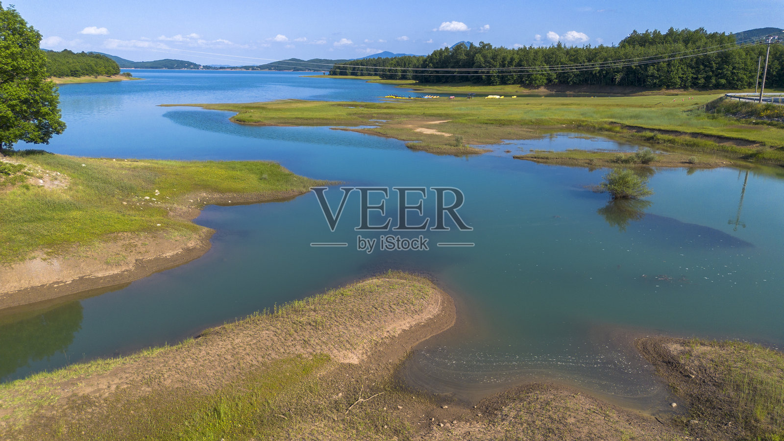 希腊塞萨利地区的人工普拉斯提拉斯湖或塔夫罗波斯湖景观照片摄影图片