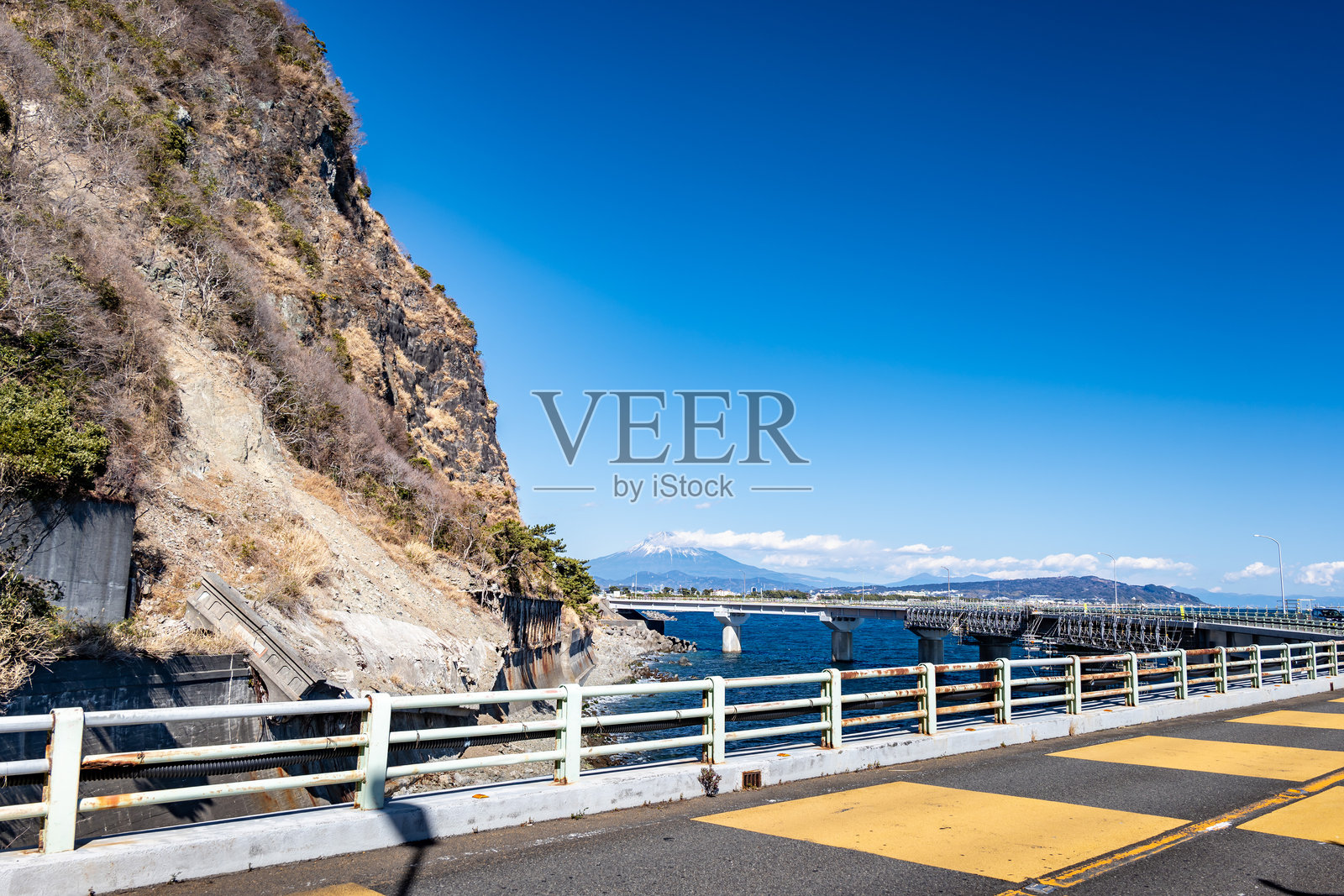 静冈市大崩海岸的海桥与富士山照片摄影图片
