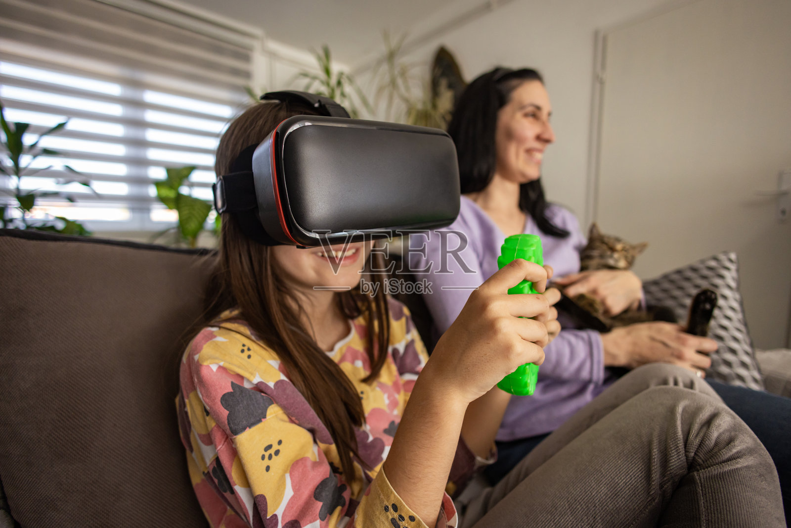 妈妈、猫和虚拟现实赛车照片摄影图片