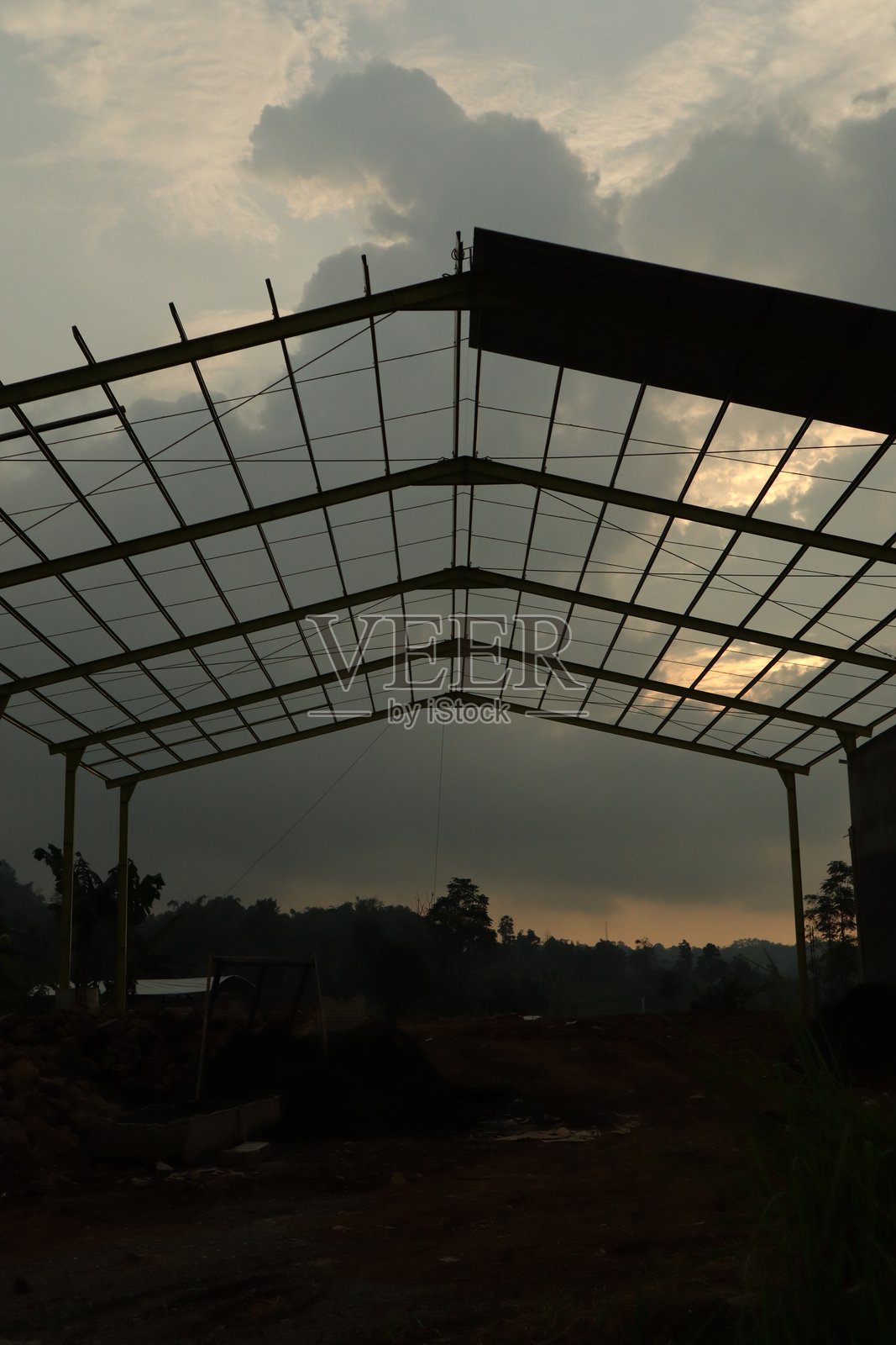 屋顶框架与日落天空照片摄影图片