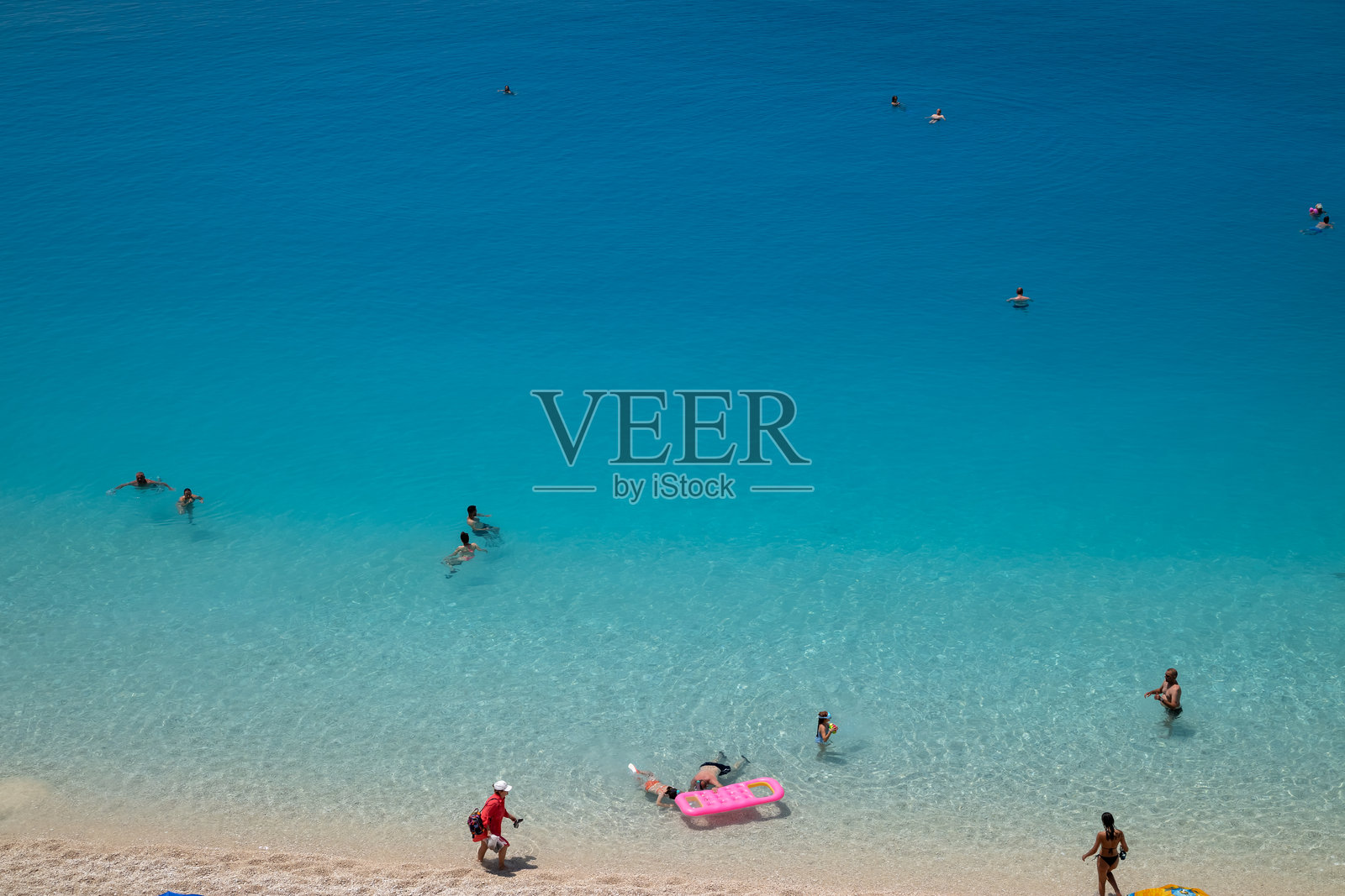 海洋蓝色海滩游泳者的鸟瞰图照片摄影图片