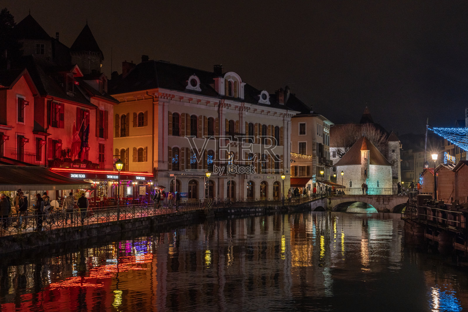 安纳西滨水长廊的圣诞夜景照片摄影图片