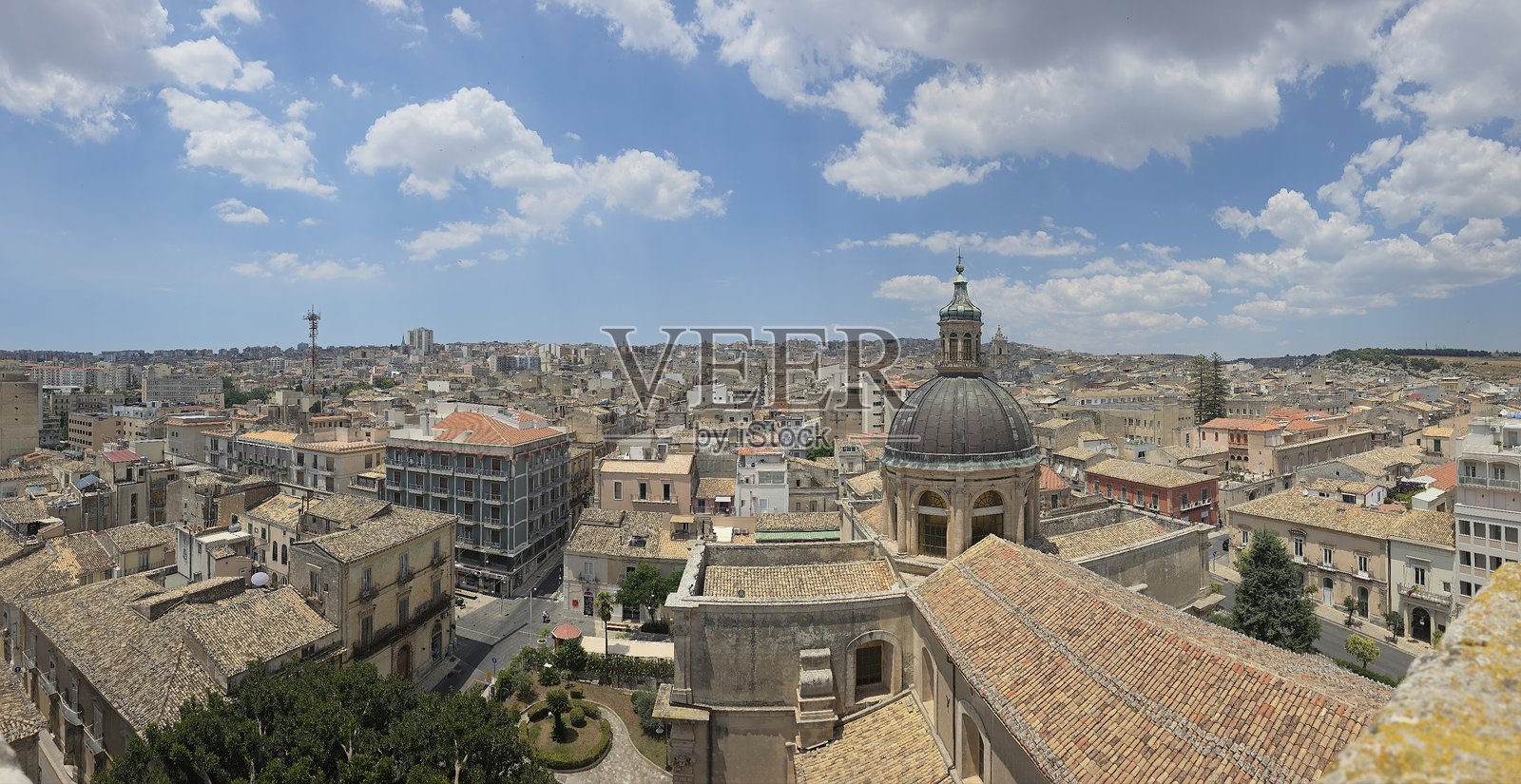 从大教堂巴洛克教堂圆顶的塔楼俯瞰拉古萨城市全景照片摄影图片