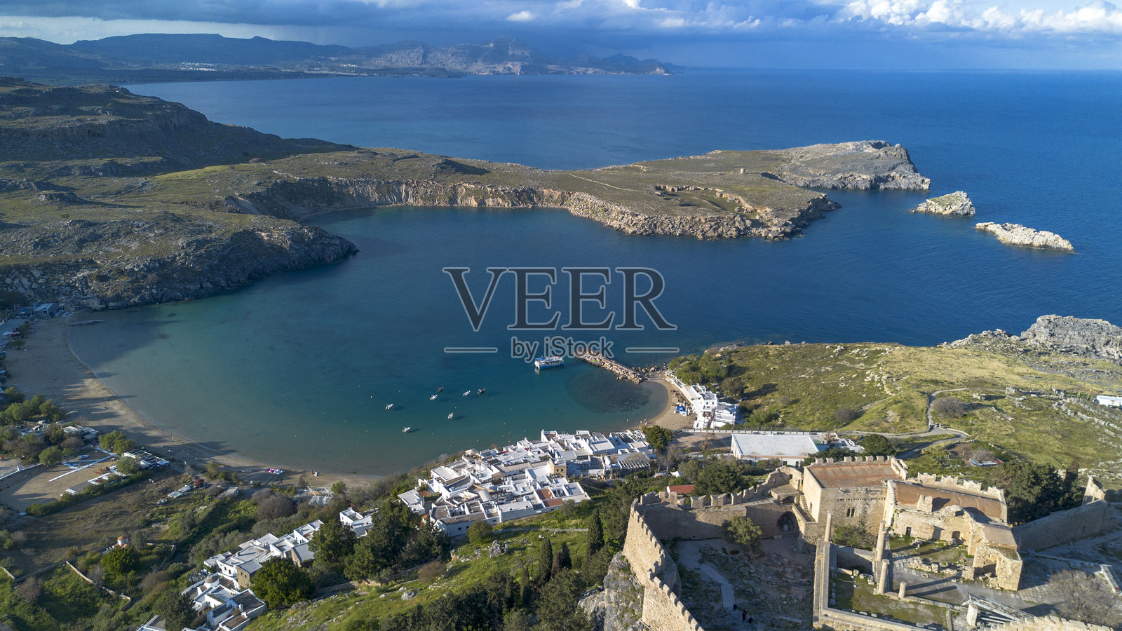 希腊罗德岛。林多斯小白washed村庄和雅典娜神庙，爱琴海的罗德岛风景。照片摄影图片