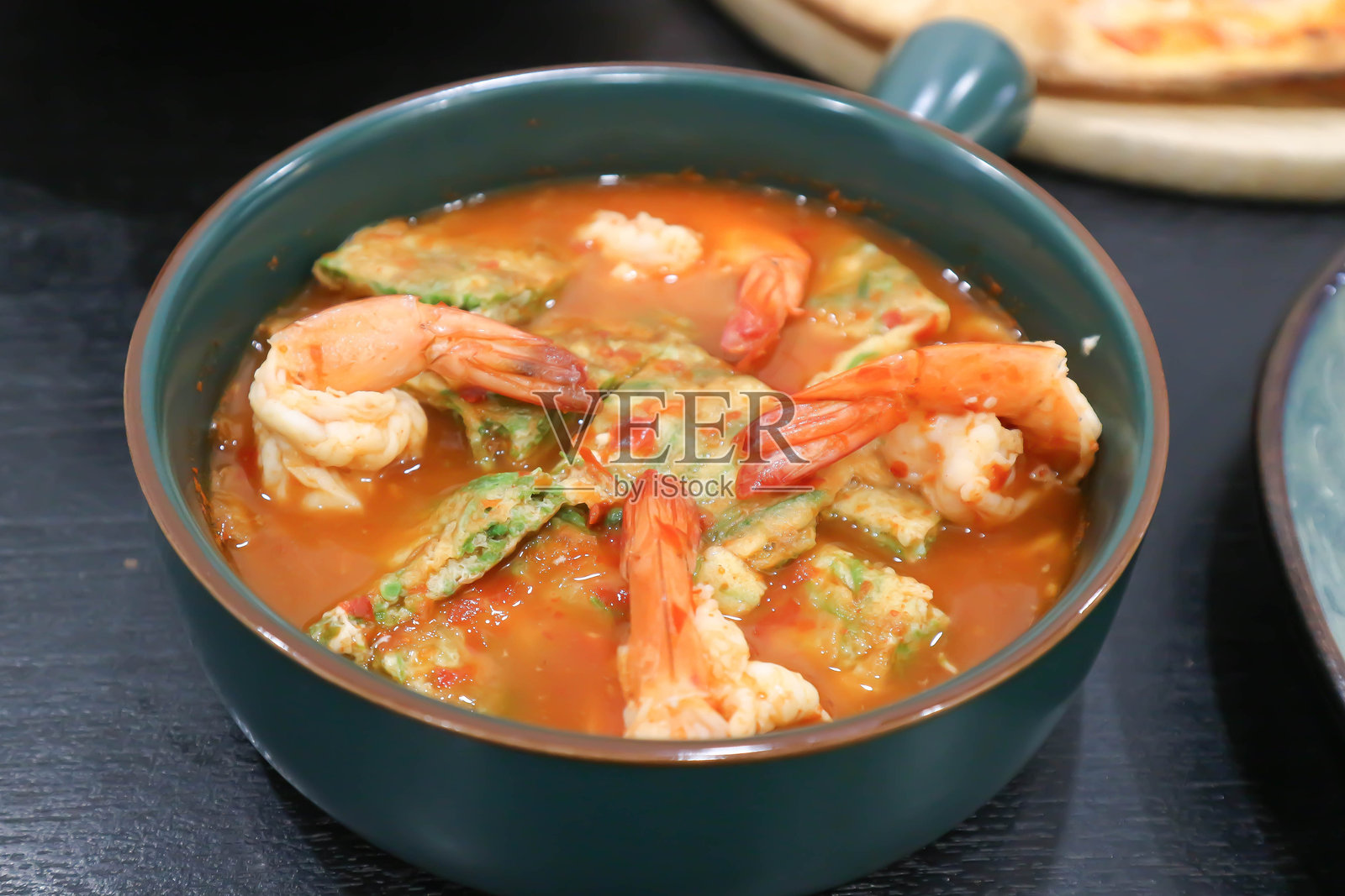 虾汤、虾菜汤或辣汤或明虾汤照片摄影图片