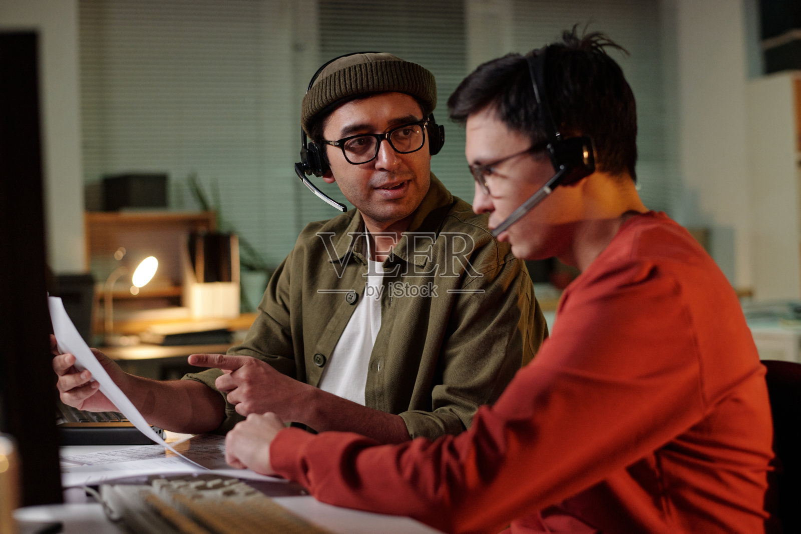 年轻男子在诈骗电话中心培训同事照片摄影图片