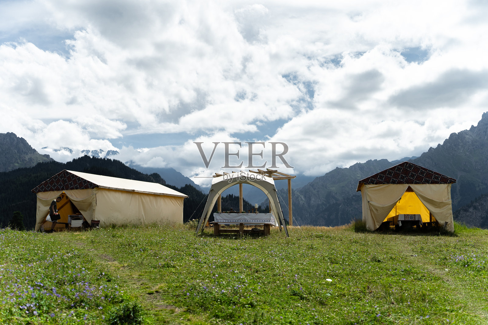 户外露营与太阳能供电照片摄影图片