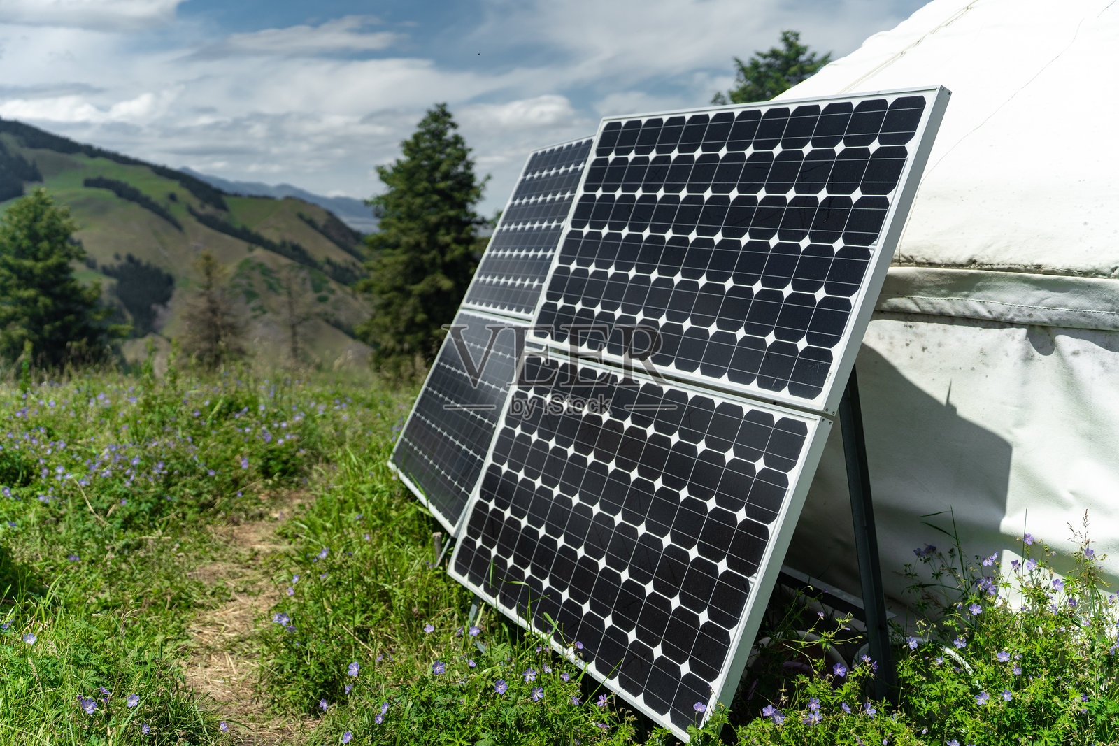 户外露营与太阳能供电照片摄影图片