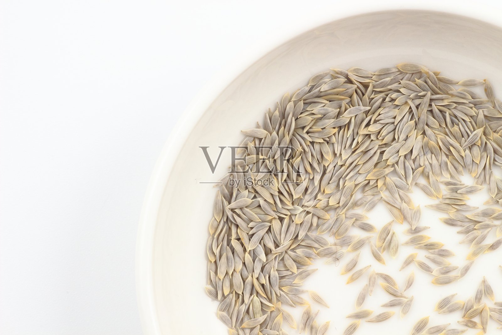 一堆堆积的生菜种子。照片摄影图片