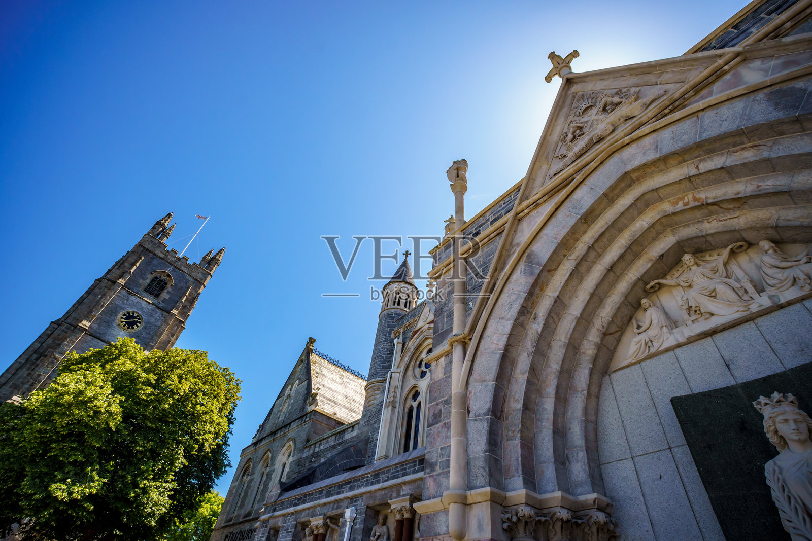 普利茅斯市政厅和圣安德鲁大教堂的阳光照片摄影图片
