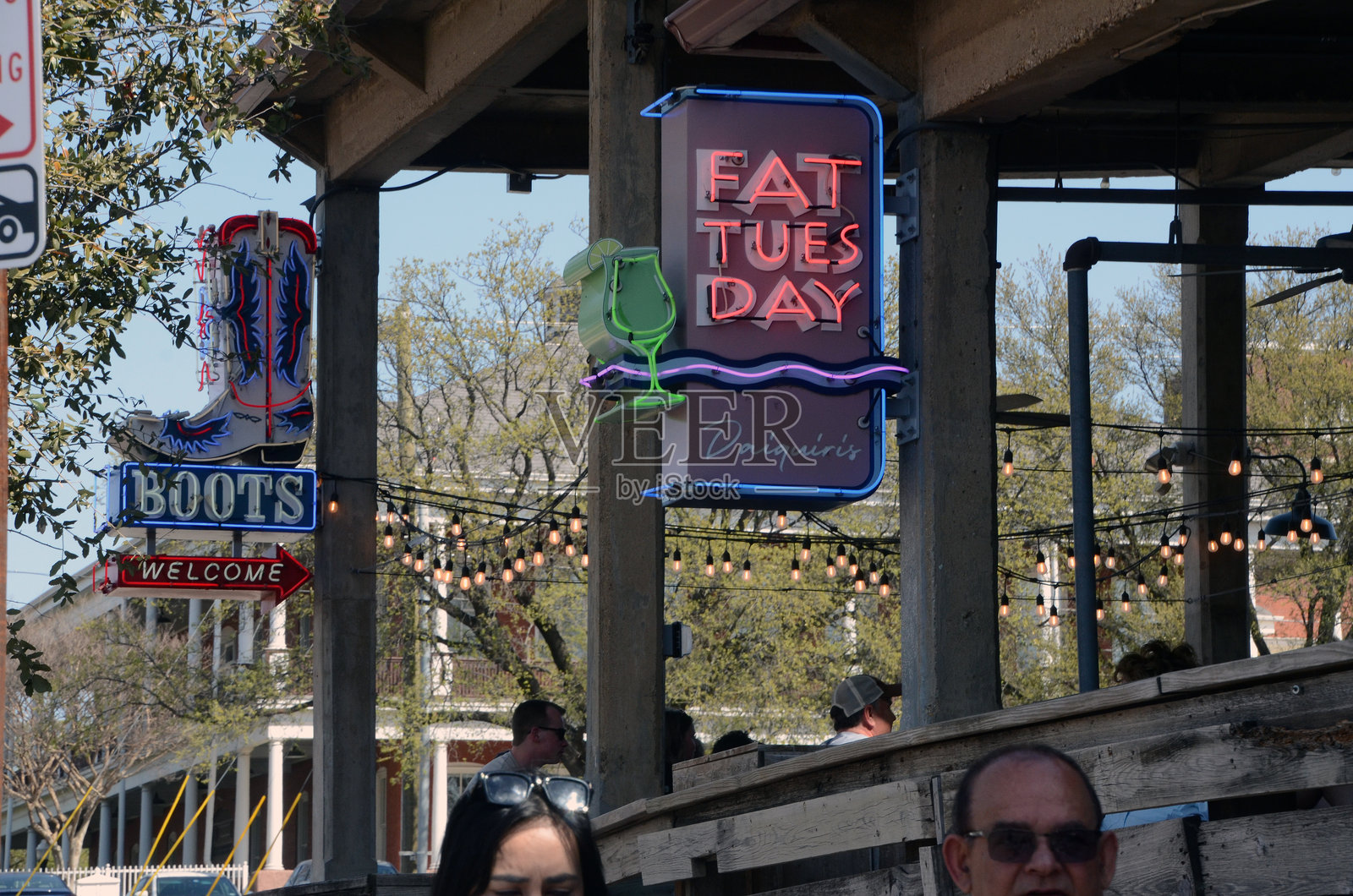 人们在著名的沃斯堡牲畜市场闲逛照片摄影图片