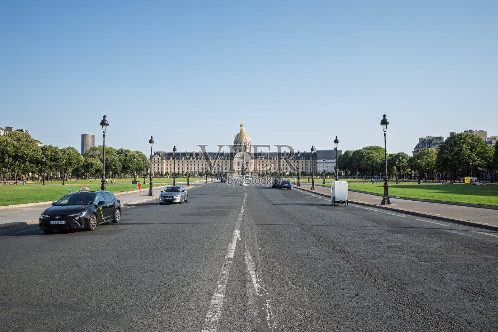 法国巴黎的历史悠久的无效者圆顶及花园照片摄影图片