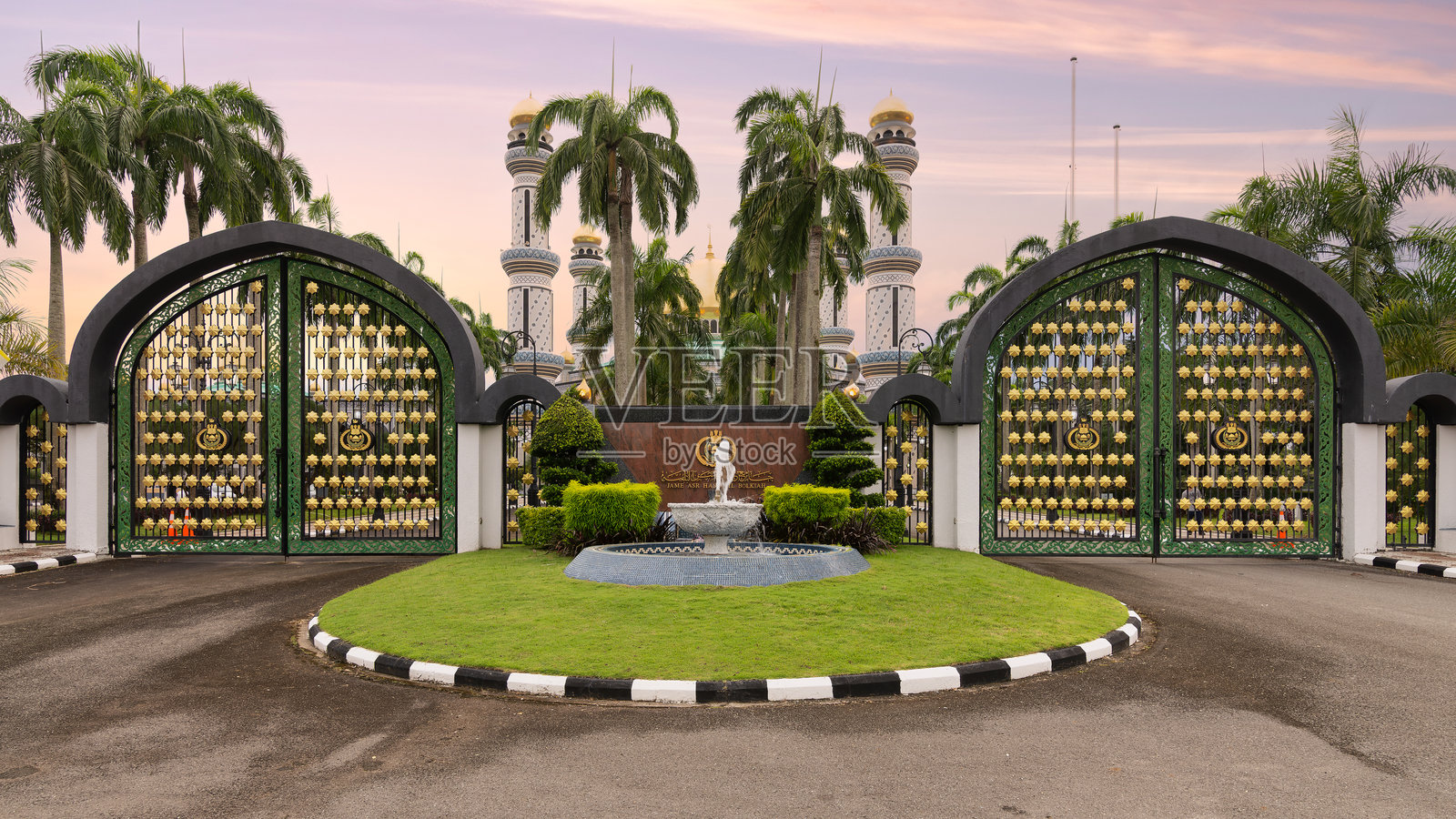 通过文莱达鲁萨兰的斯里巴旺市哈桑纳尔博尔基亚清真寺的大门进入宏伟的殿堂照片摄影图片