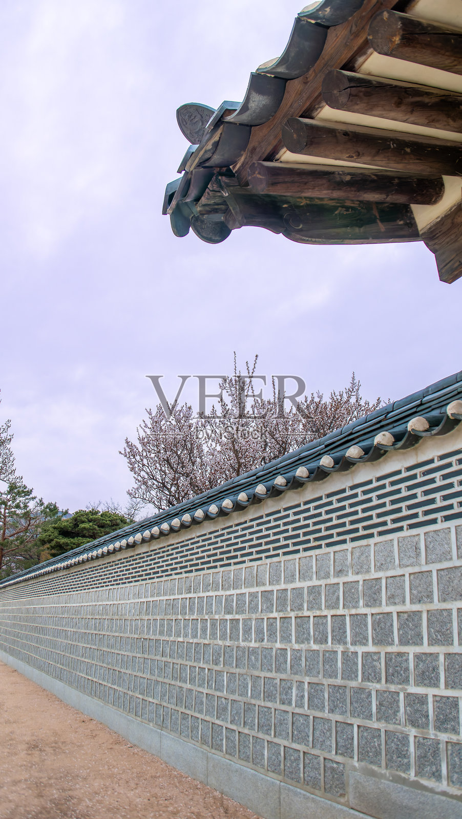 首尔景福宫的庆会楼在阴天的景象。照片摄影图片