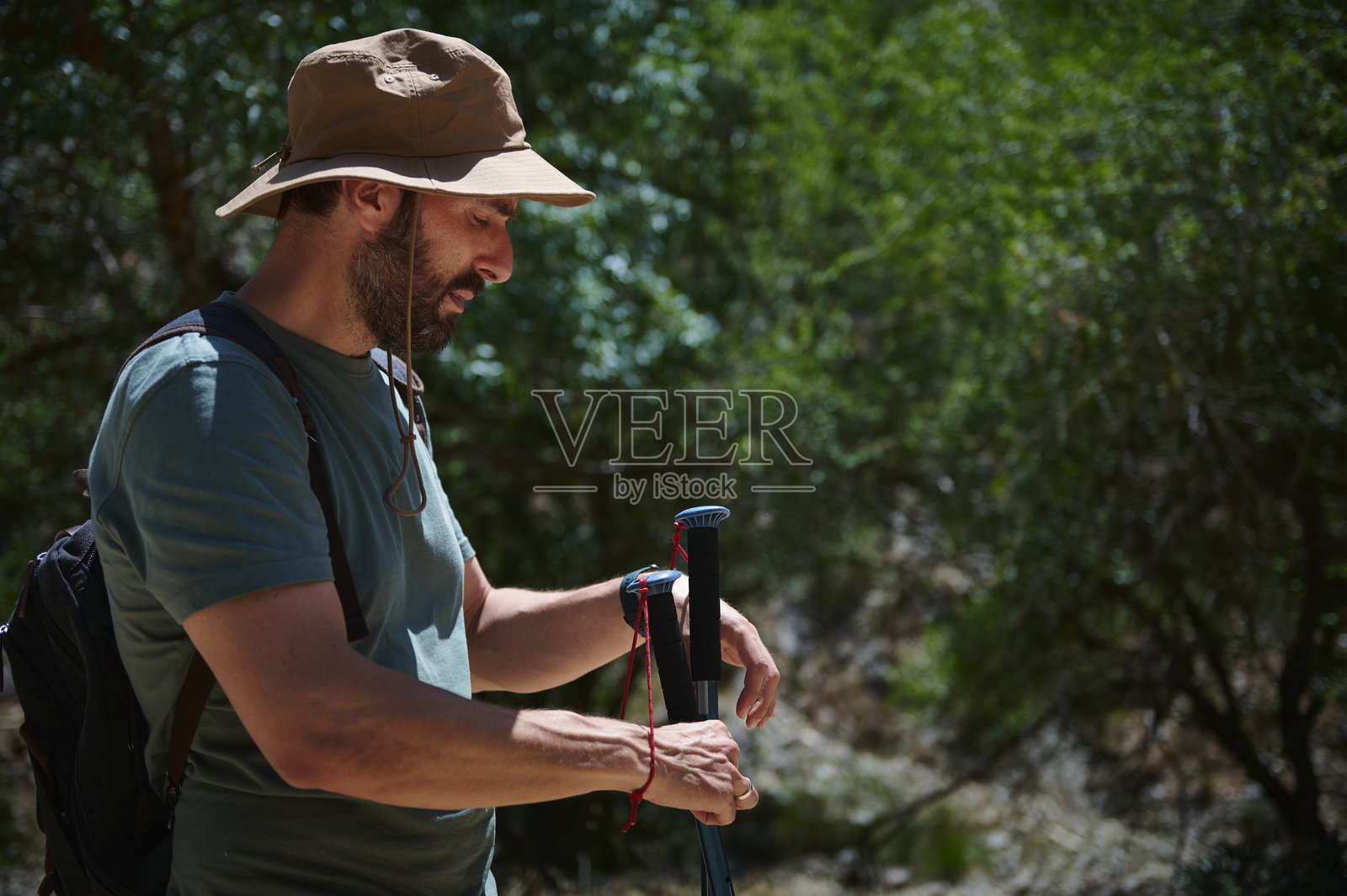 带着露营装备的胡子男人在森林中徒步旅行，探索大自然照片摄影图片