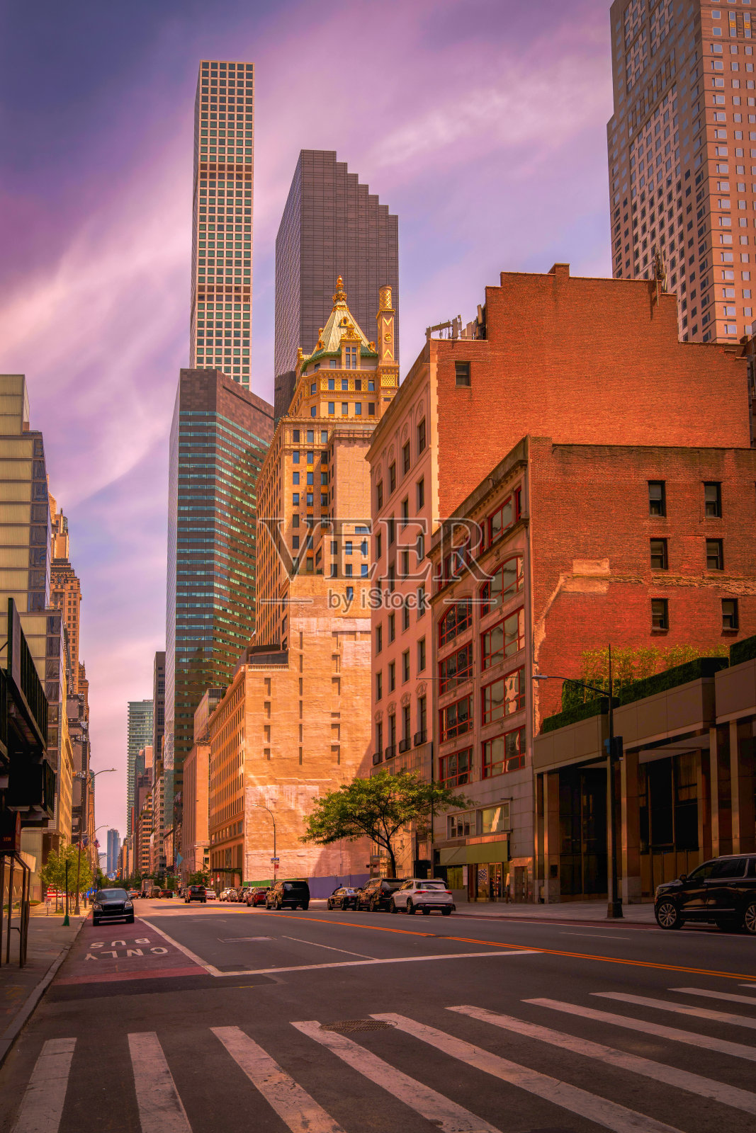 纽约市街景，一张复古风格的照片，拍摄于一个荒凉的暴风雨星期天早晨。照片摄影图片