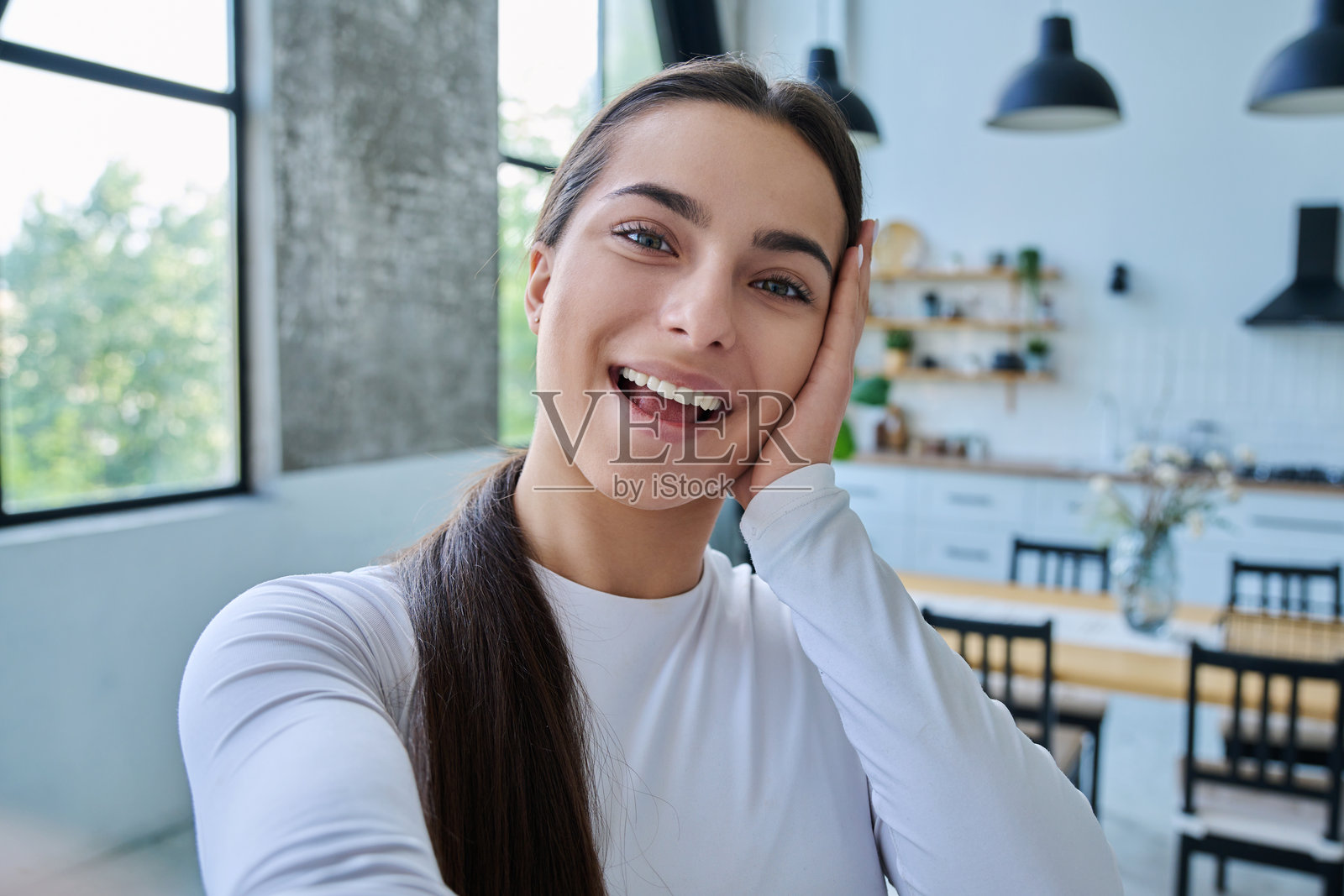 青少年女性近距离自拍肖像，注视着网络摄像头照片摄影图片