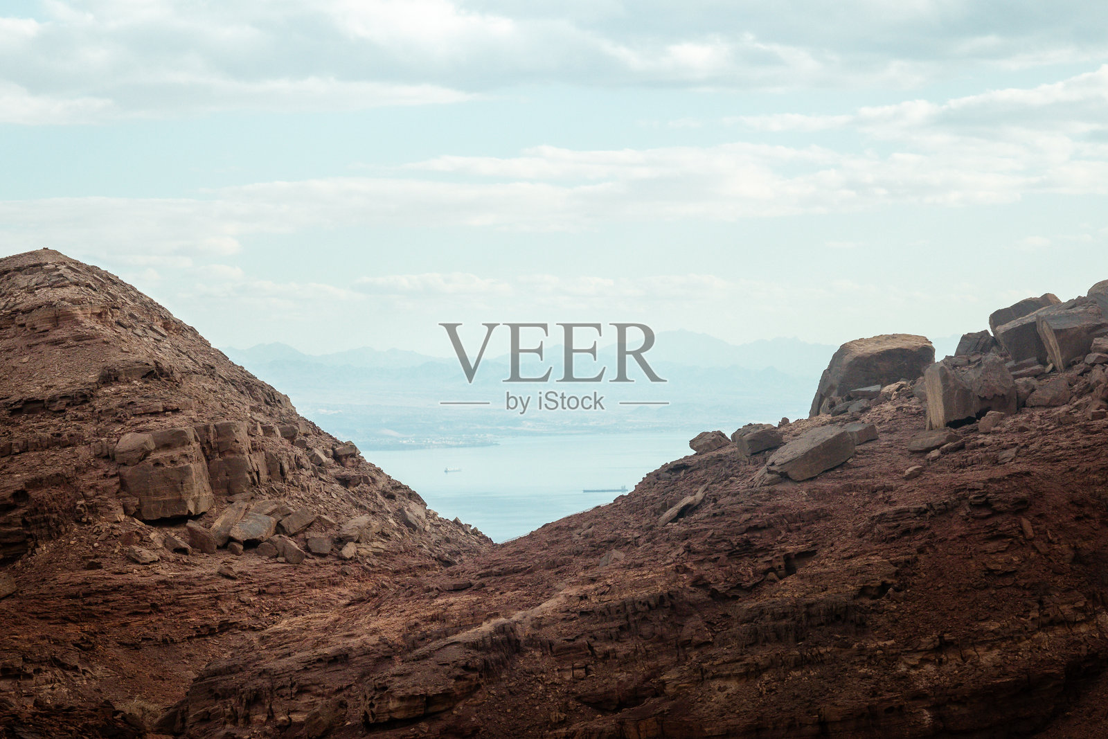 俯瞰阿卡巴湾的山脉照片摄影图片