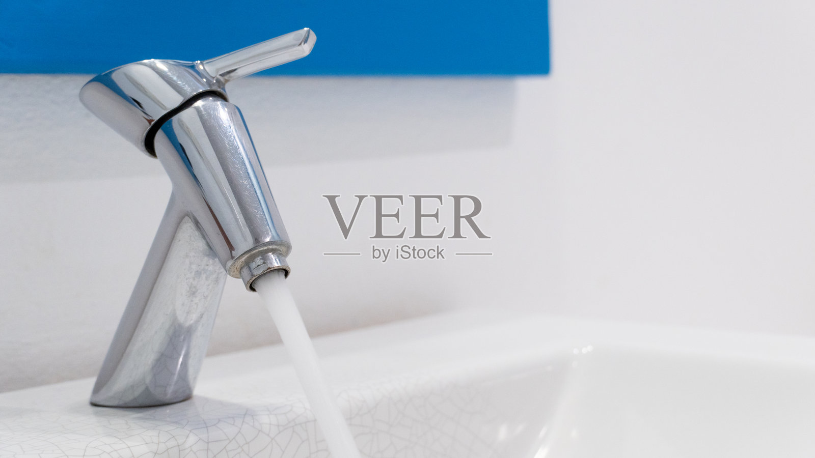 打开的水龙头。干净的水从水龙头流出。照片摄影图片