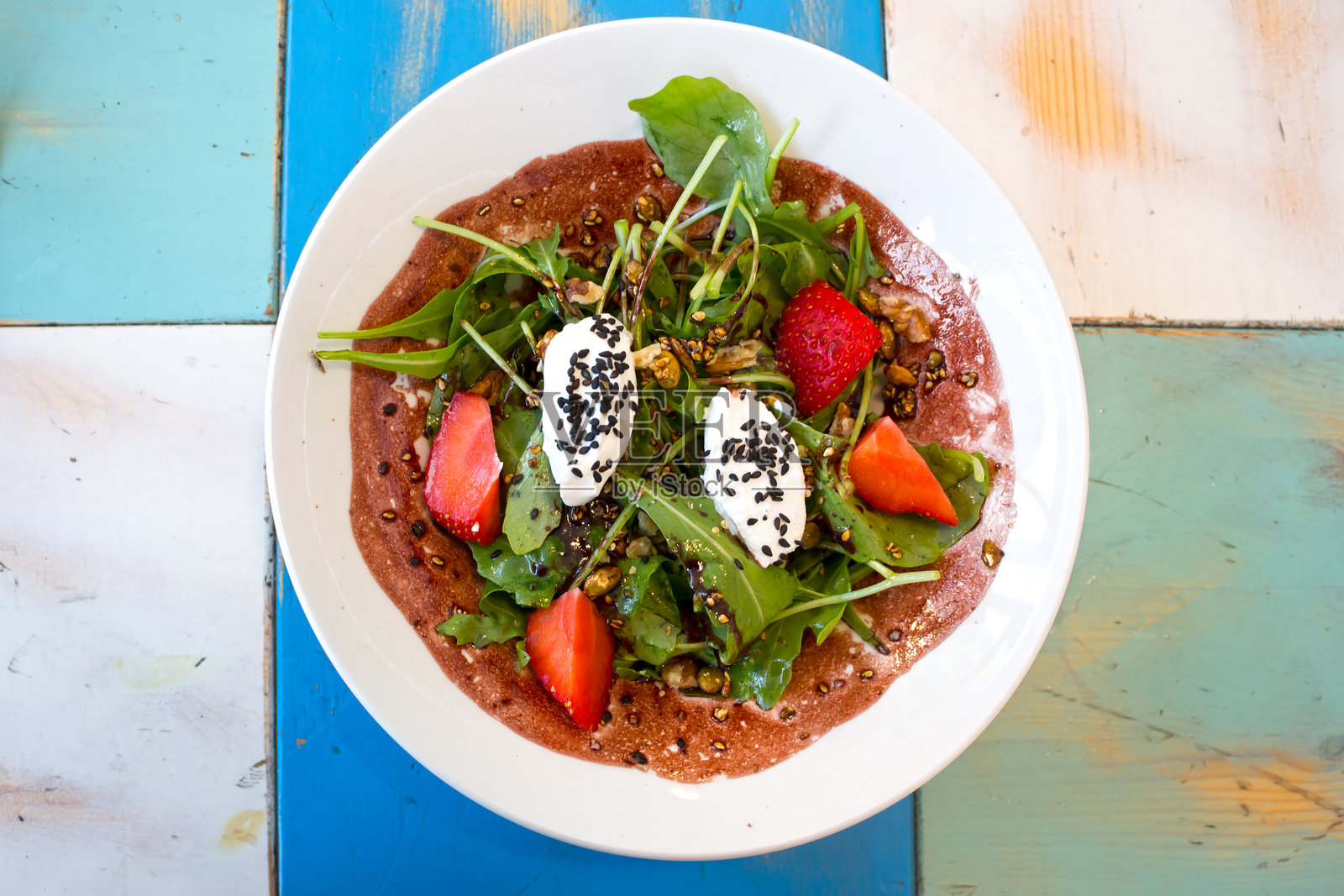 新鲜草莓芝麻菜沙拉，配以瑞可塔奶酪和芝麻。照片摄影图片