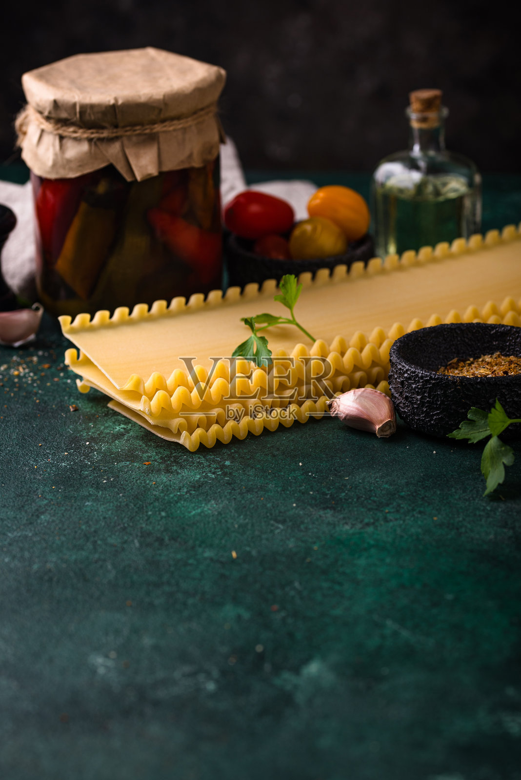 生的千层面意大利面与烹饪材料照片摄影图片