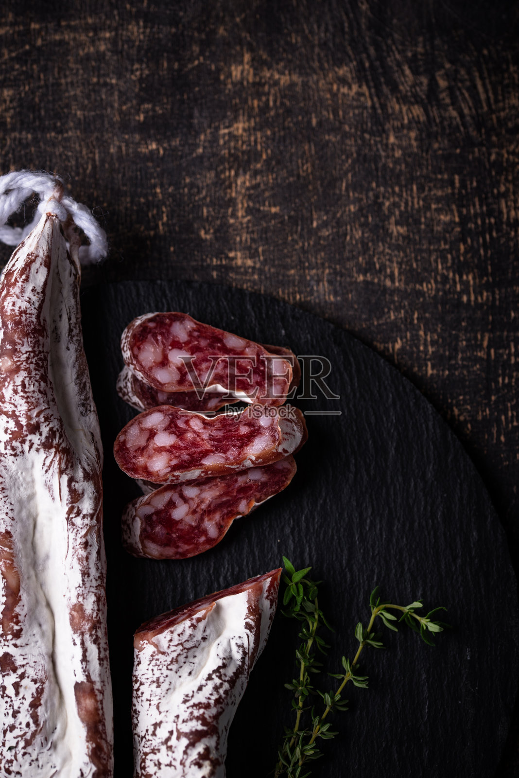 香肠腊肠fuet与香料照片摄影图片