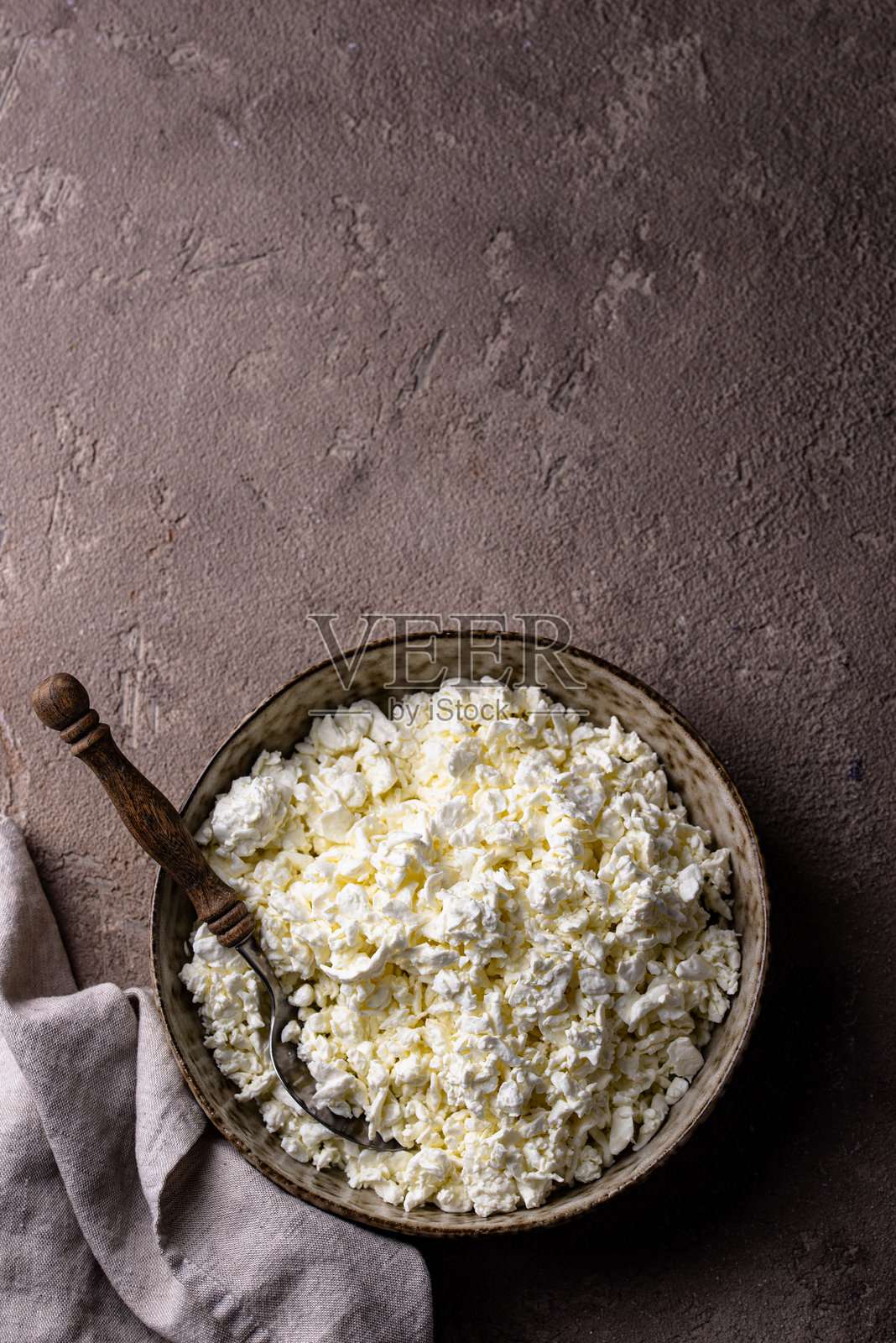 浅色背景上的奶酪照片摄影图片