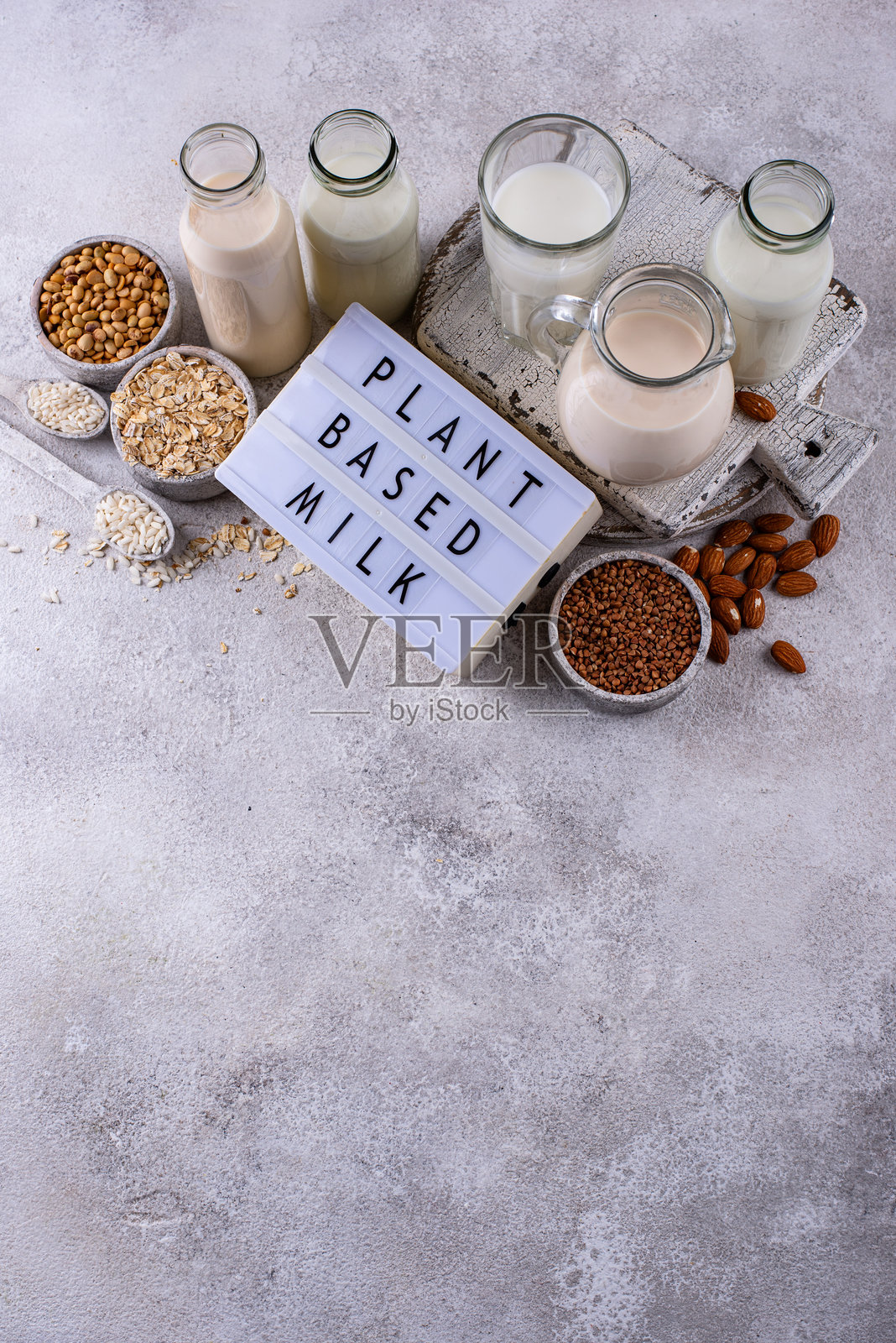 植物基的素食非乳制替代牛奶照片摄影图片