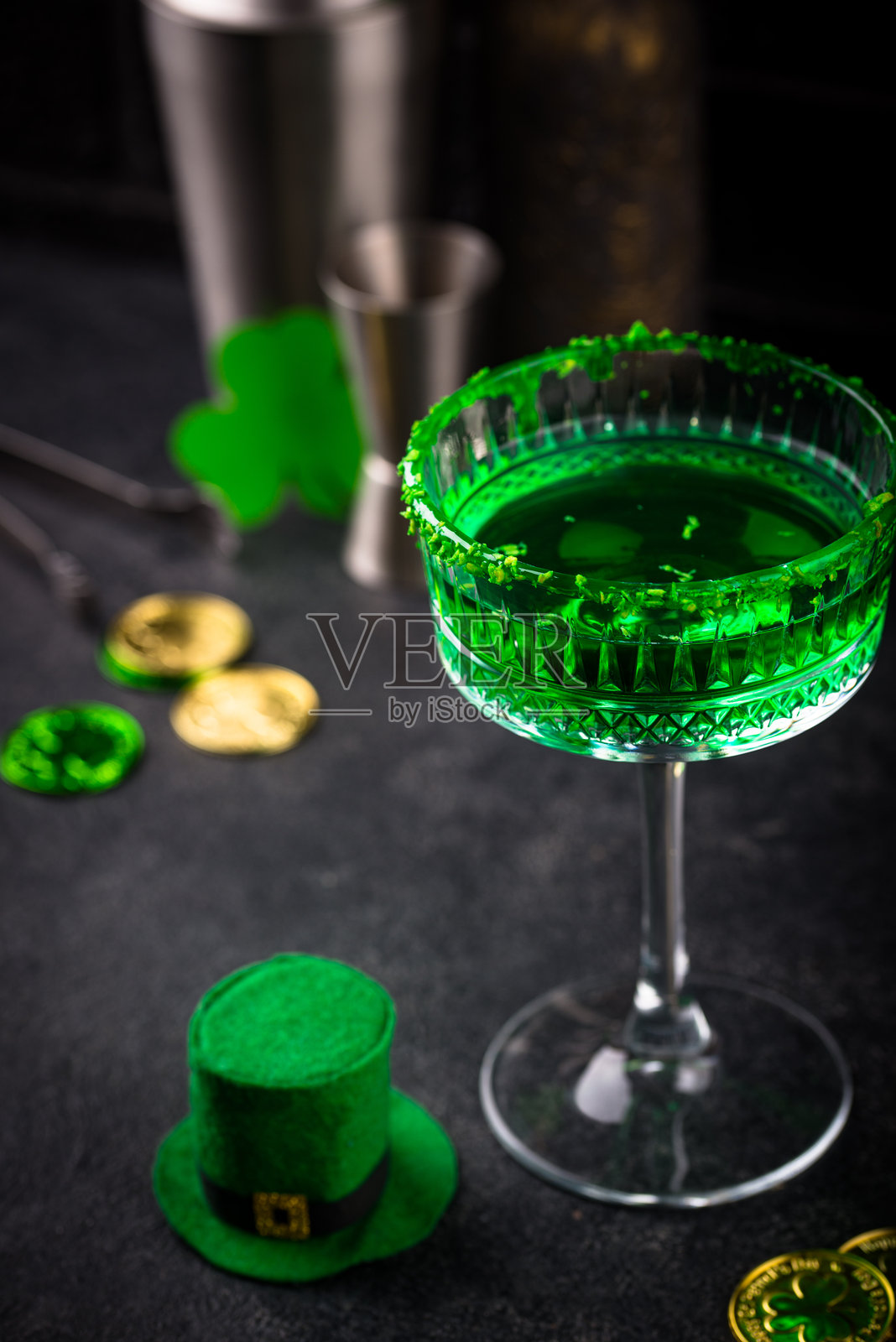 圣帕特里克节的绿色鸡尾酒照片摄影图片