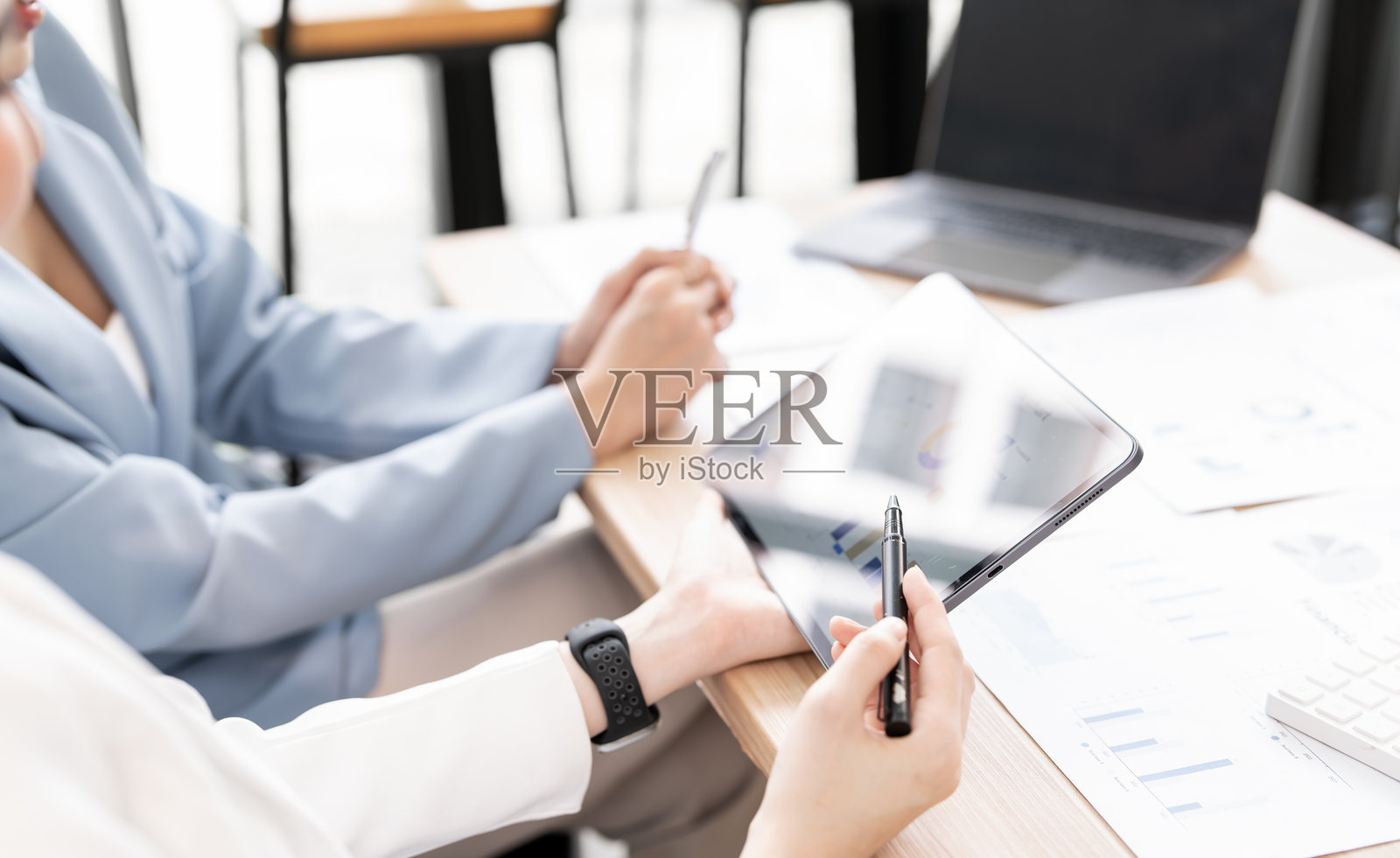 商务人士正在开会分析数据，以制定商业策略。照片摄影图片