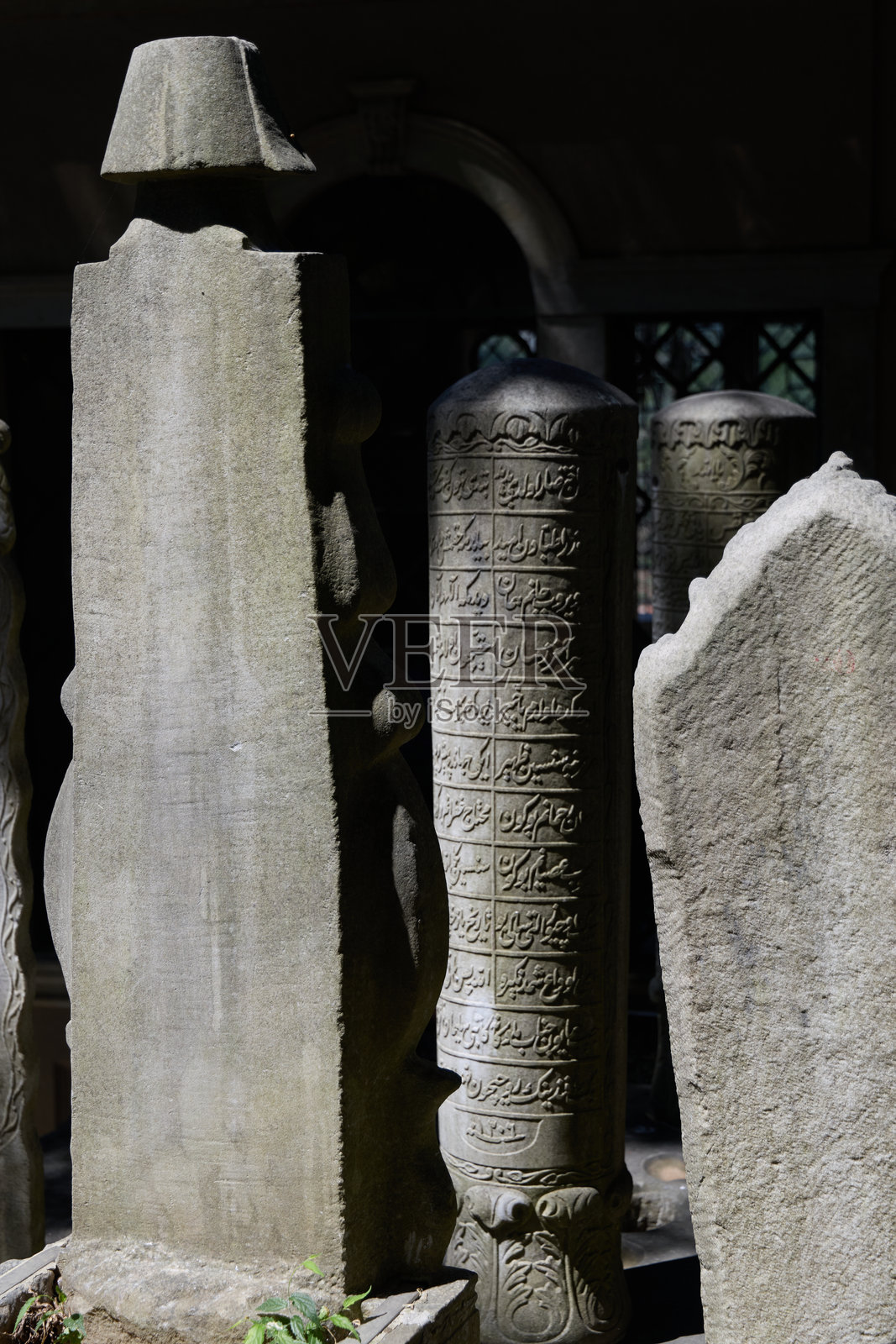 伊斯坦布尔的雕刻头巾和阿拉伯文字的奥斯曼墓碑照片摄影图片