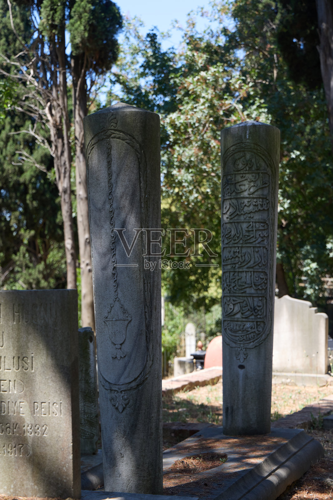 雅赫亚·埃芬迪公墓中的古老奥斯曼墓碑照片摄影图片